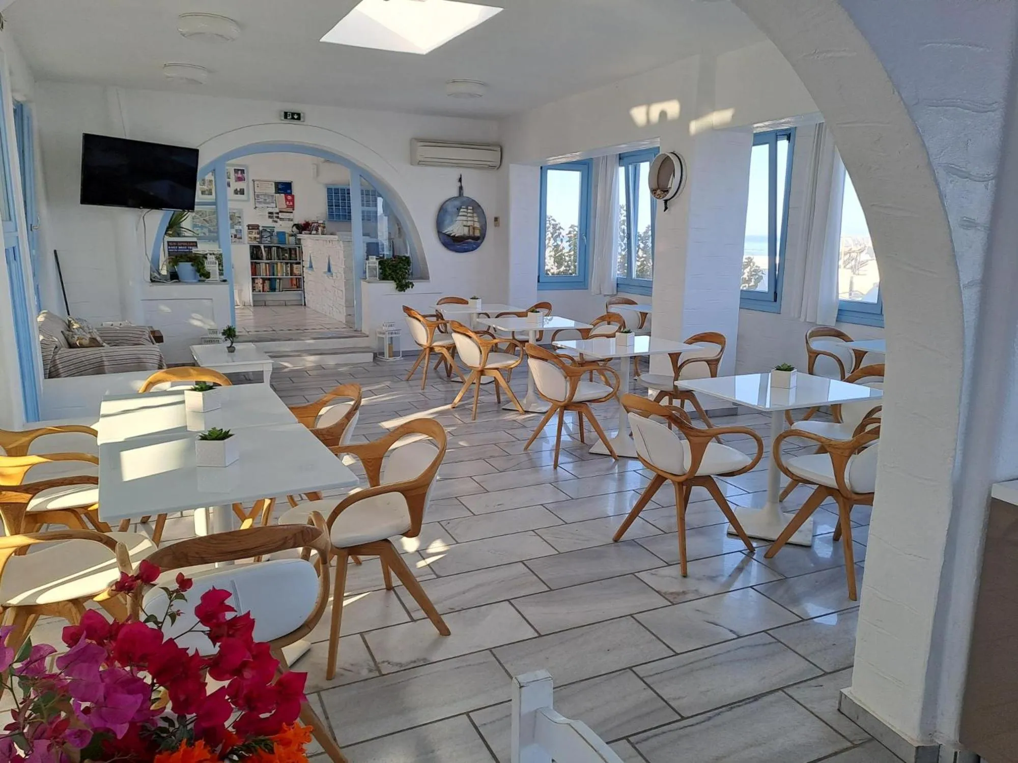 Restaurant/places to eat in Stratos Apartments & Studios