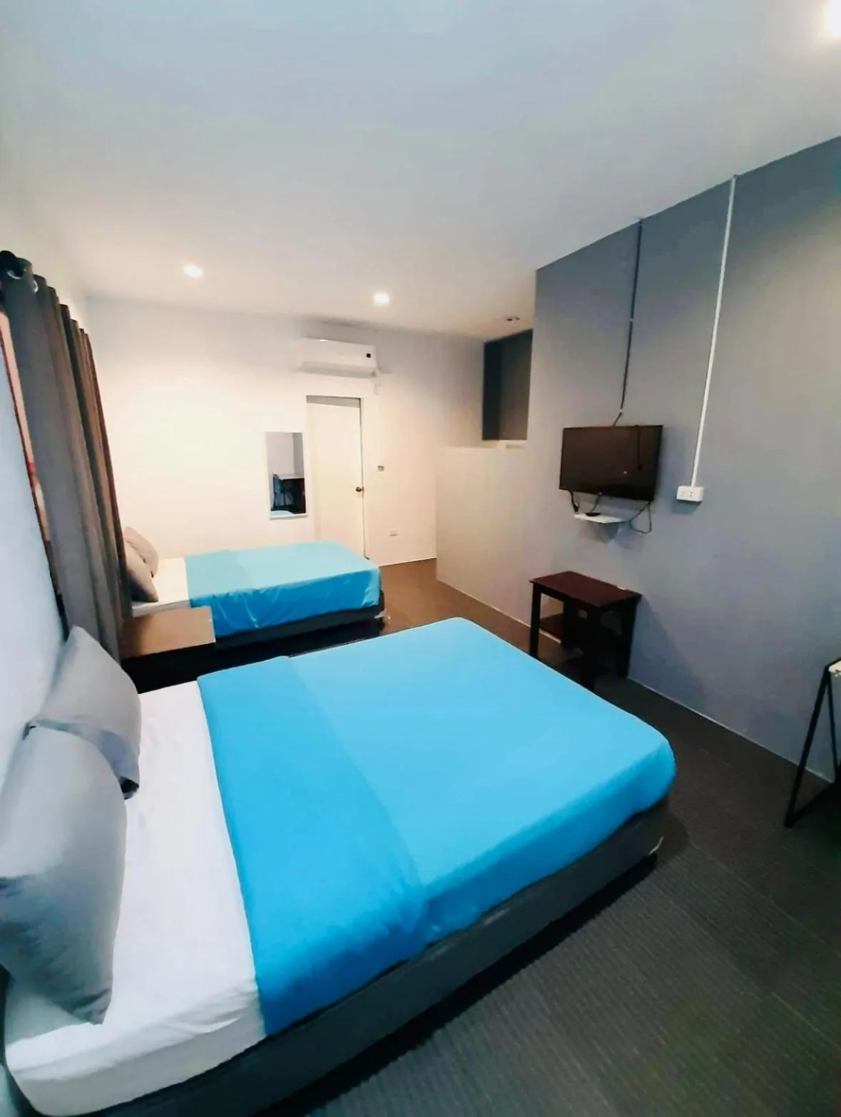 TV and multimedia, Bed in Hometown Hotel - Lacson Bacolod