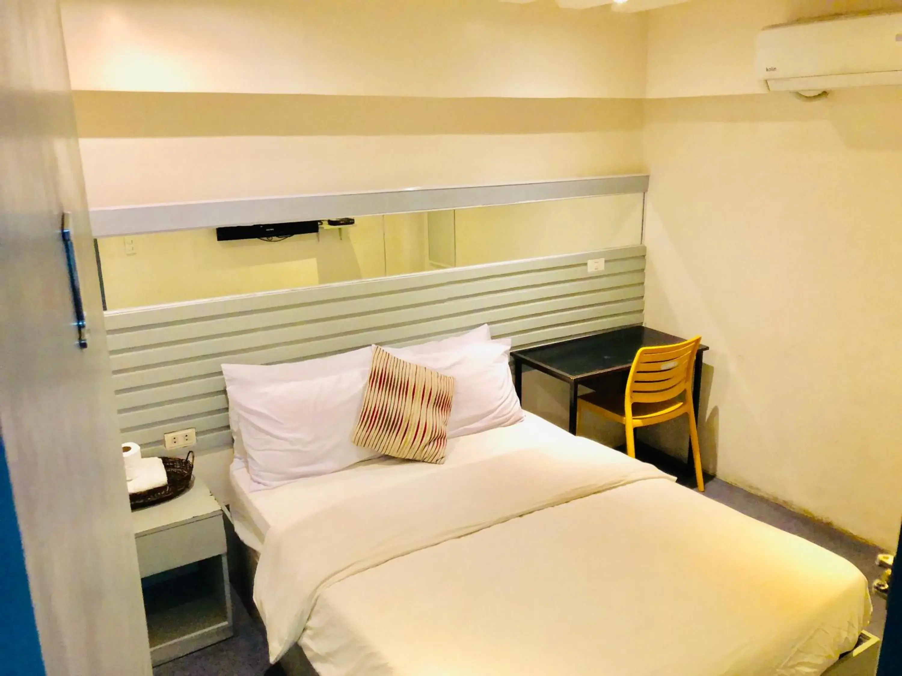 Queen Room in Hometown Hotel - Lacson Bacolod Queen Room in Hometown Hotel - Lacson Bacolod