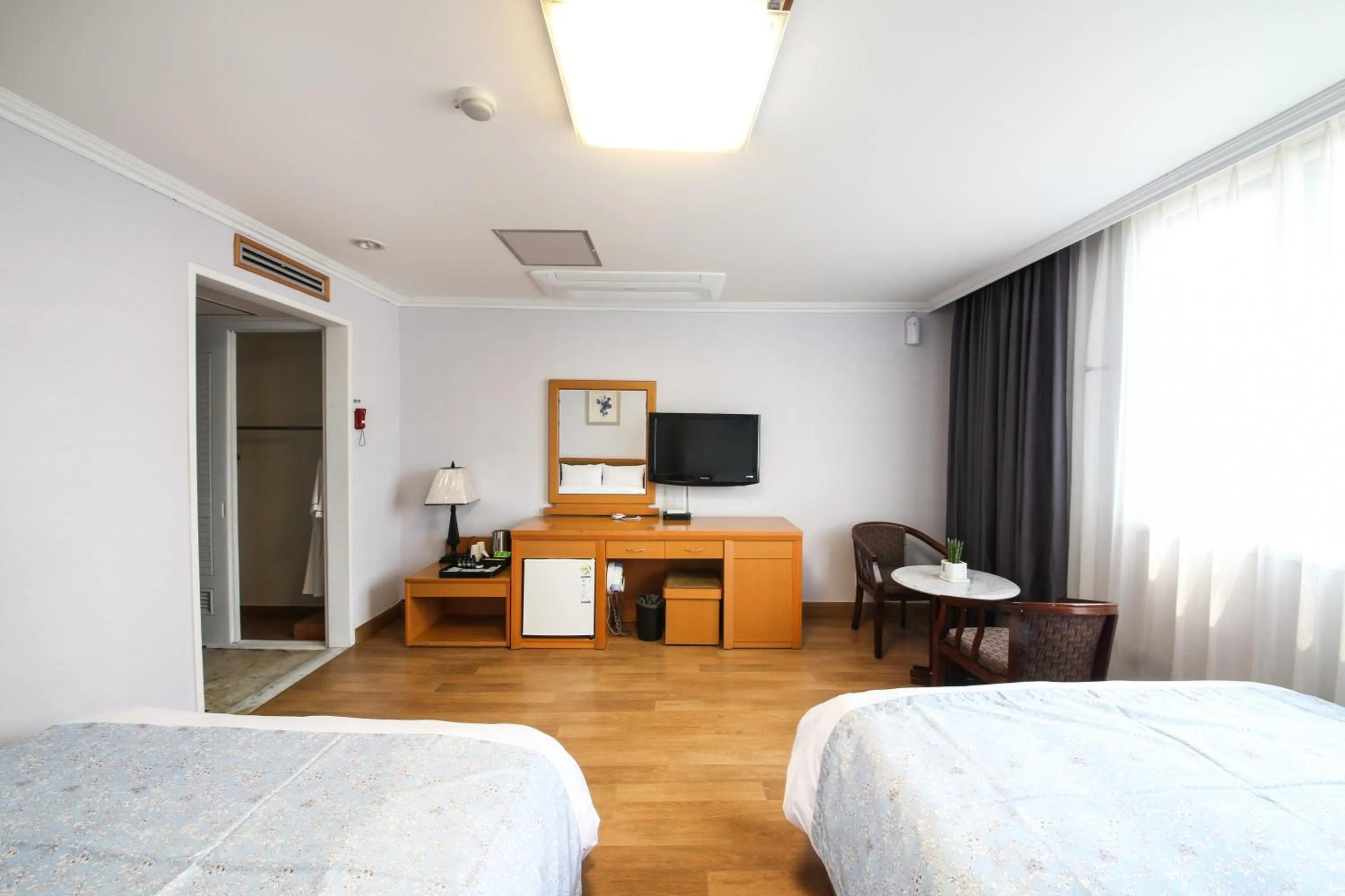 Bed, TV/Entertainment Center in Utopia Tourist Hotel