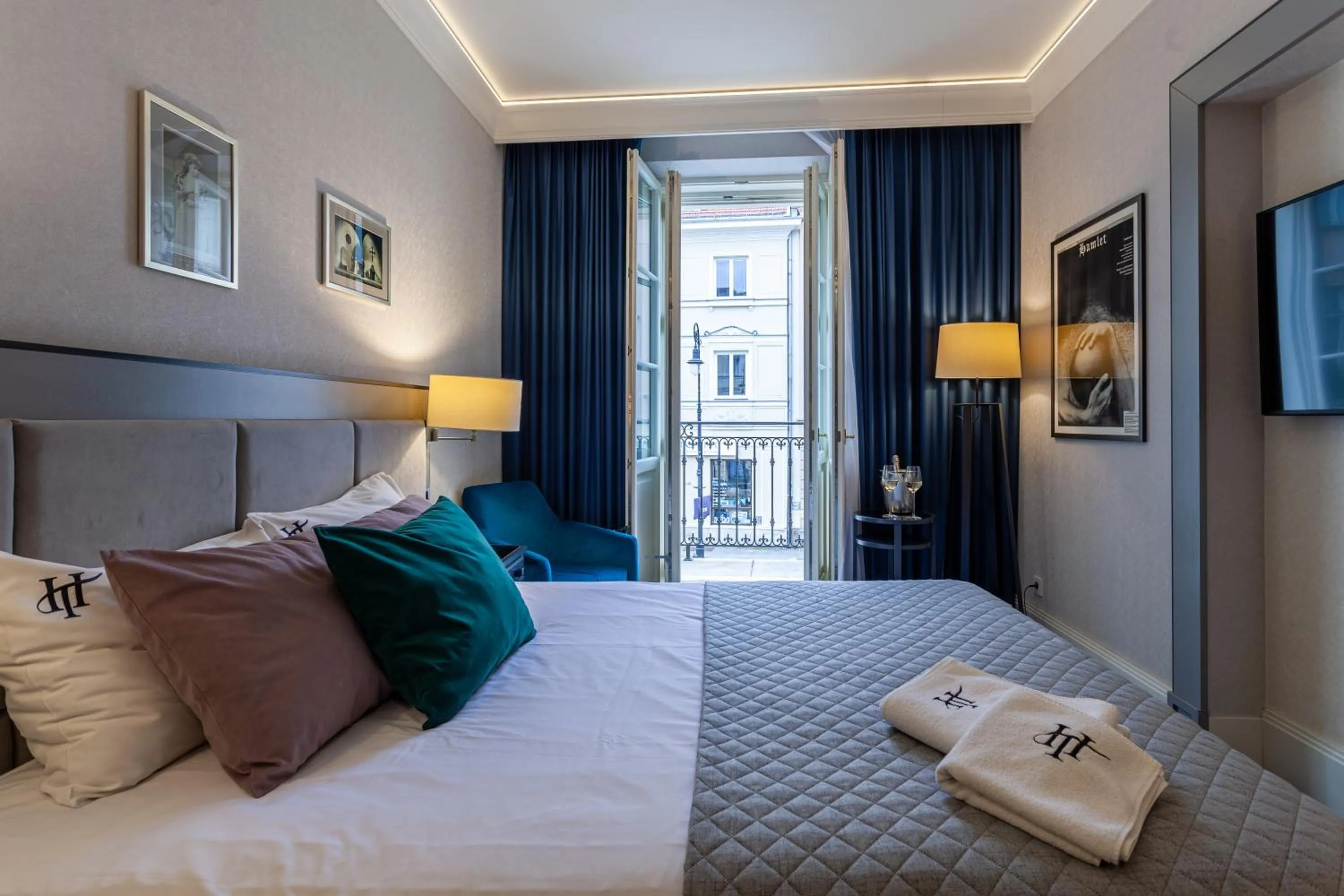 Bed in Hotel Teatro Boutique Old Town - Destigo Hotels