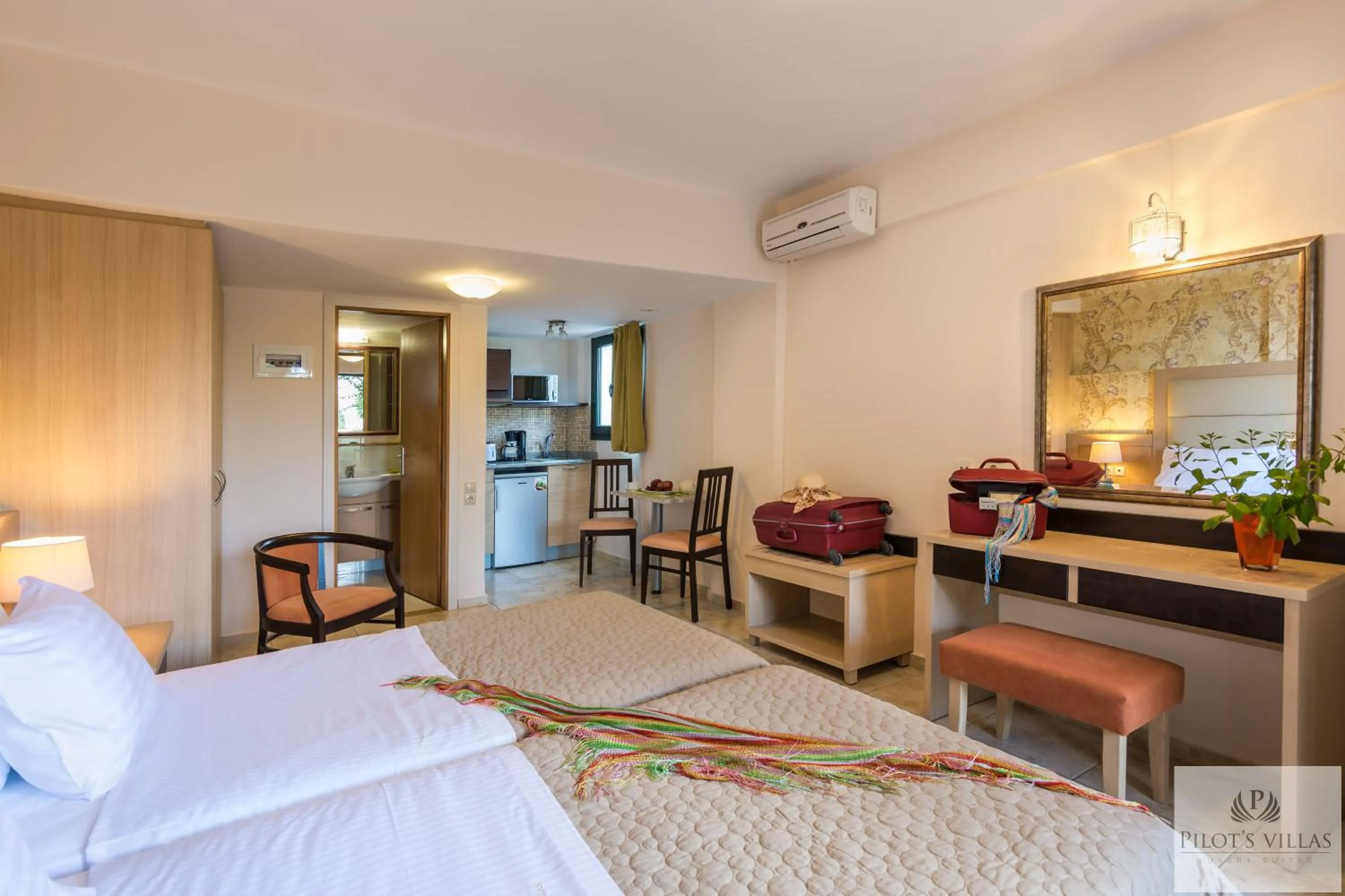 Photo of the whole room, Bed in Pilot's Villas Luxury Suites