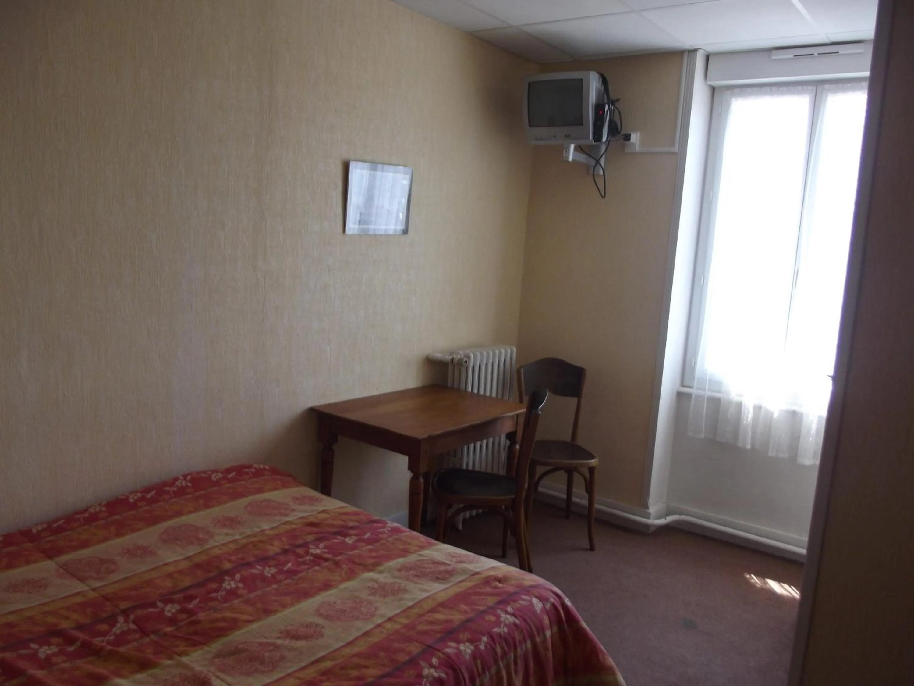 Photo of the whole room, Bed in Hôtel des mineurs