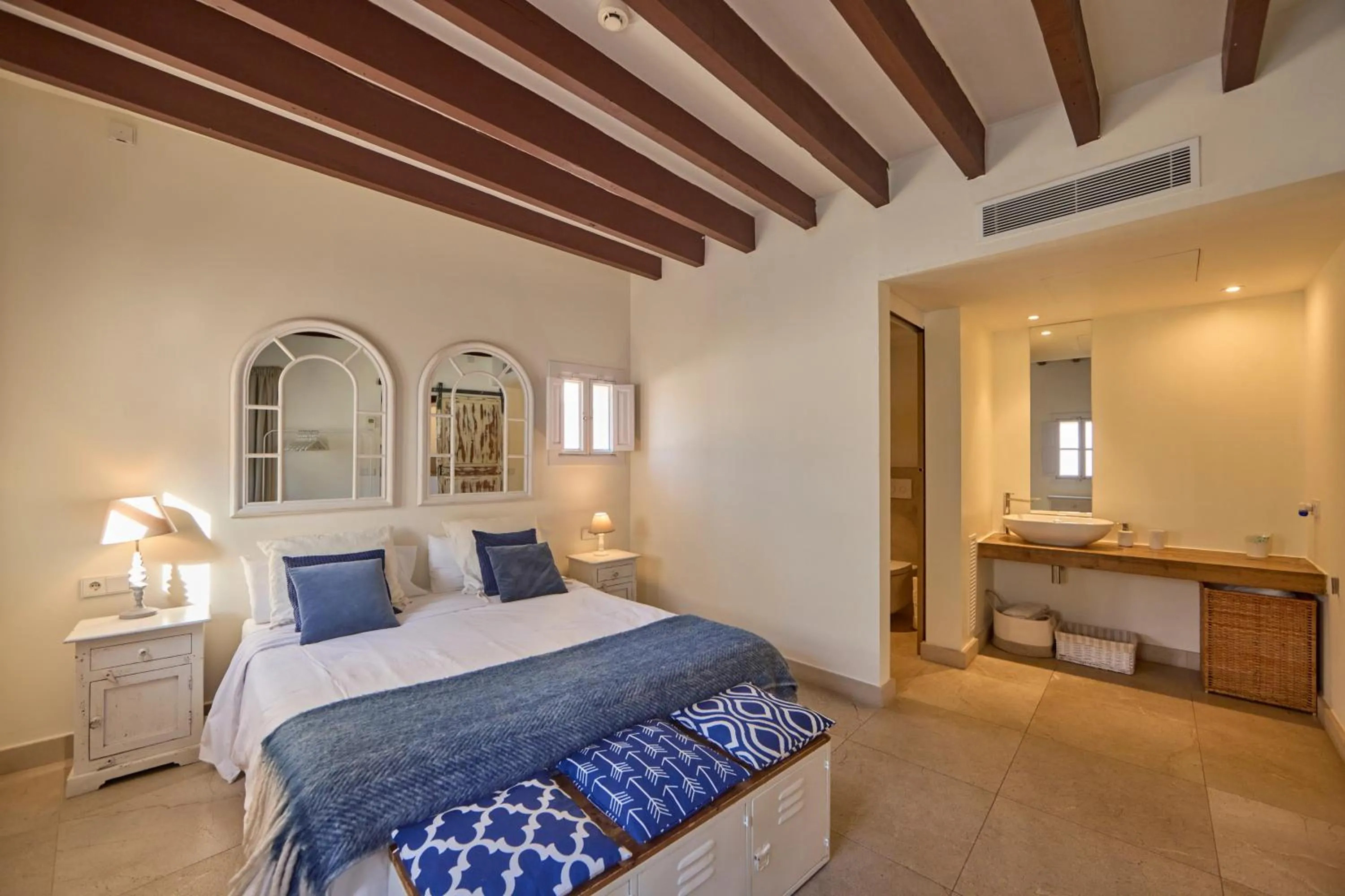 Bathroom, Bed in Can Savella - Turismo de Interior