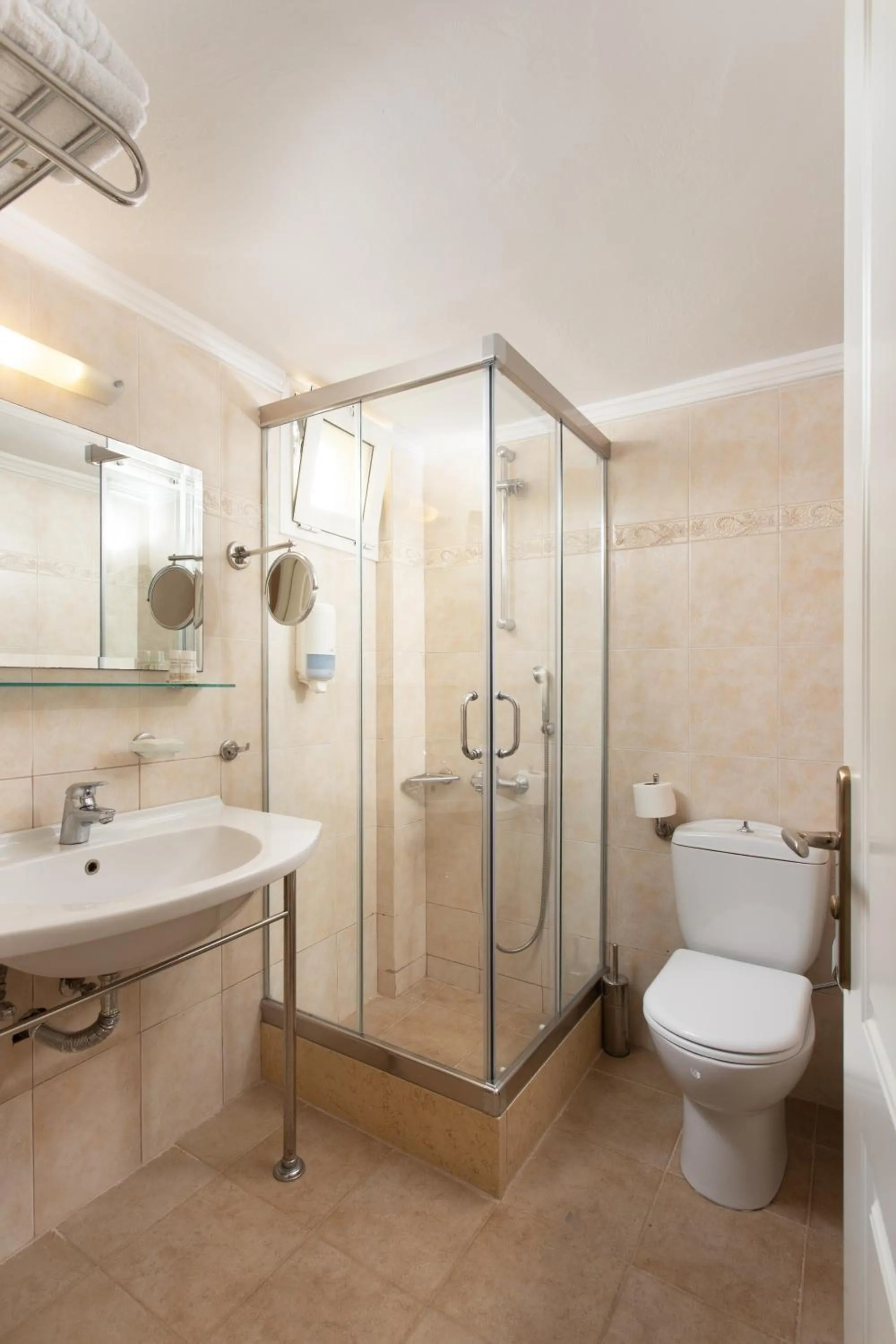 Shower in Pantheon City Hotel