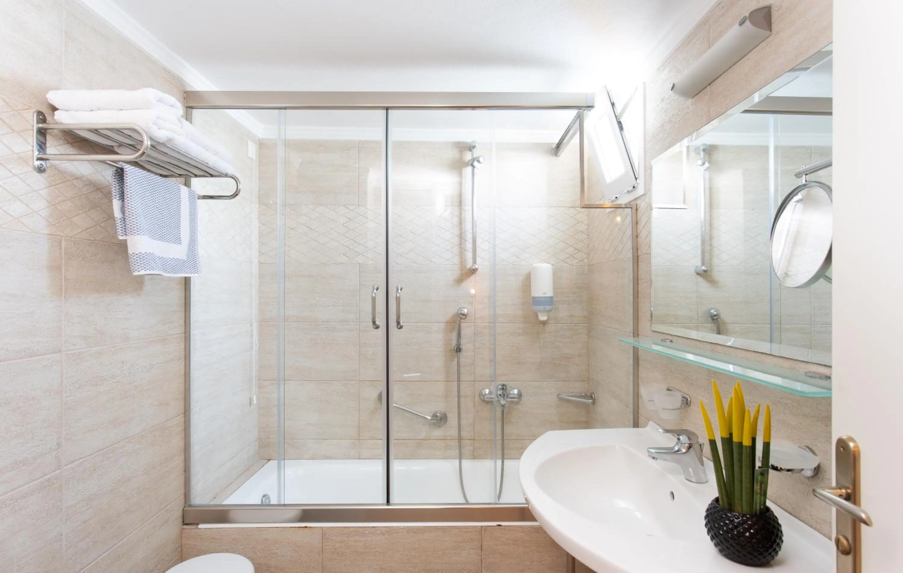 Bathroom in Pantheon City Hotel