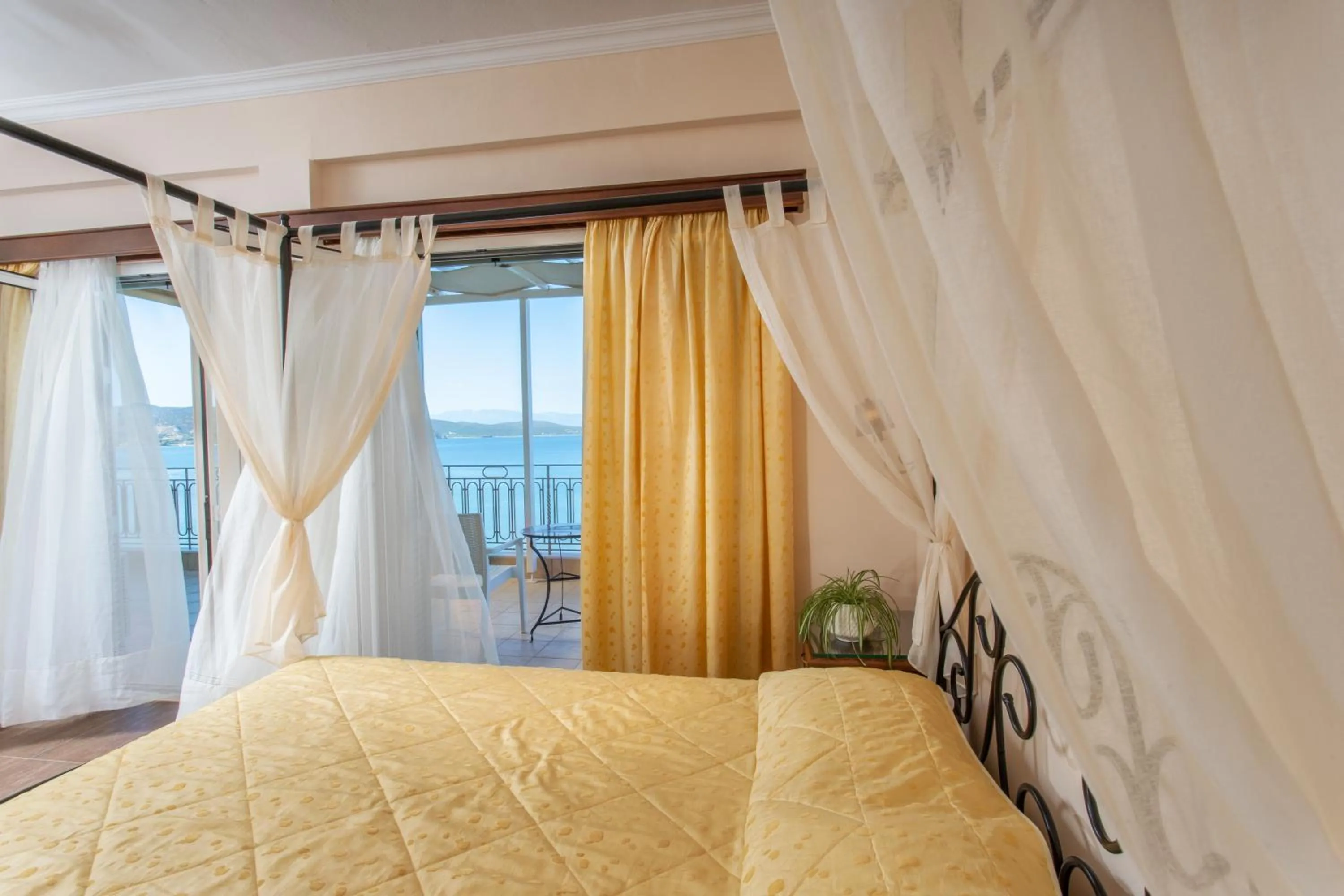 Bed in Pantheon City Hotel