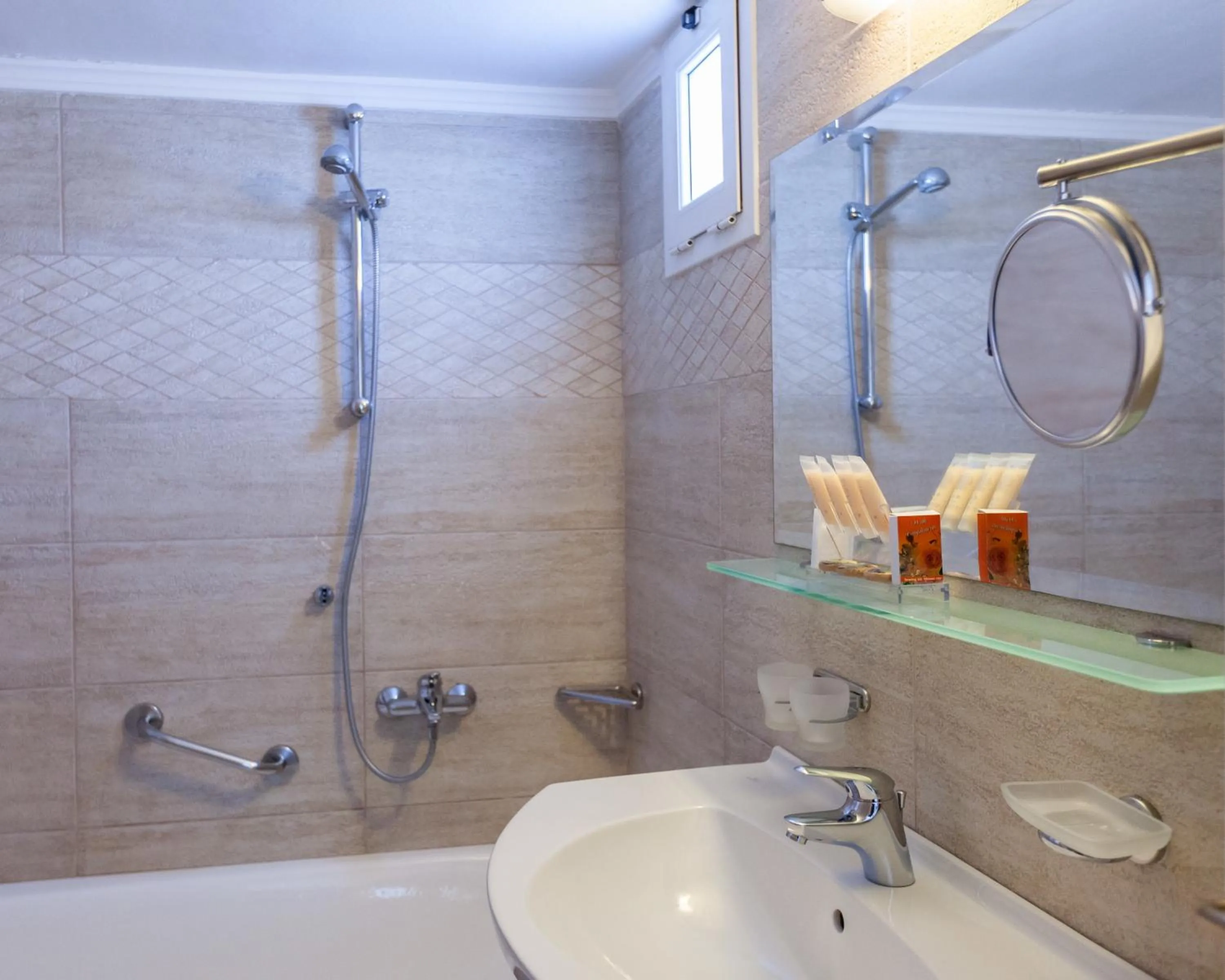 Shower in Pantheon City Hotel