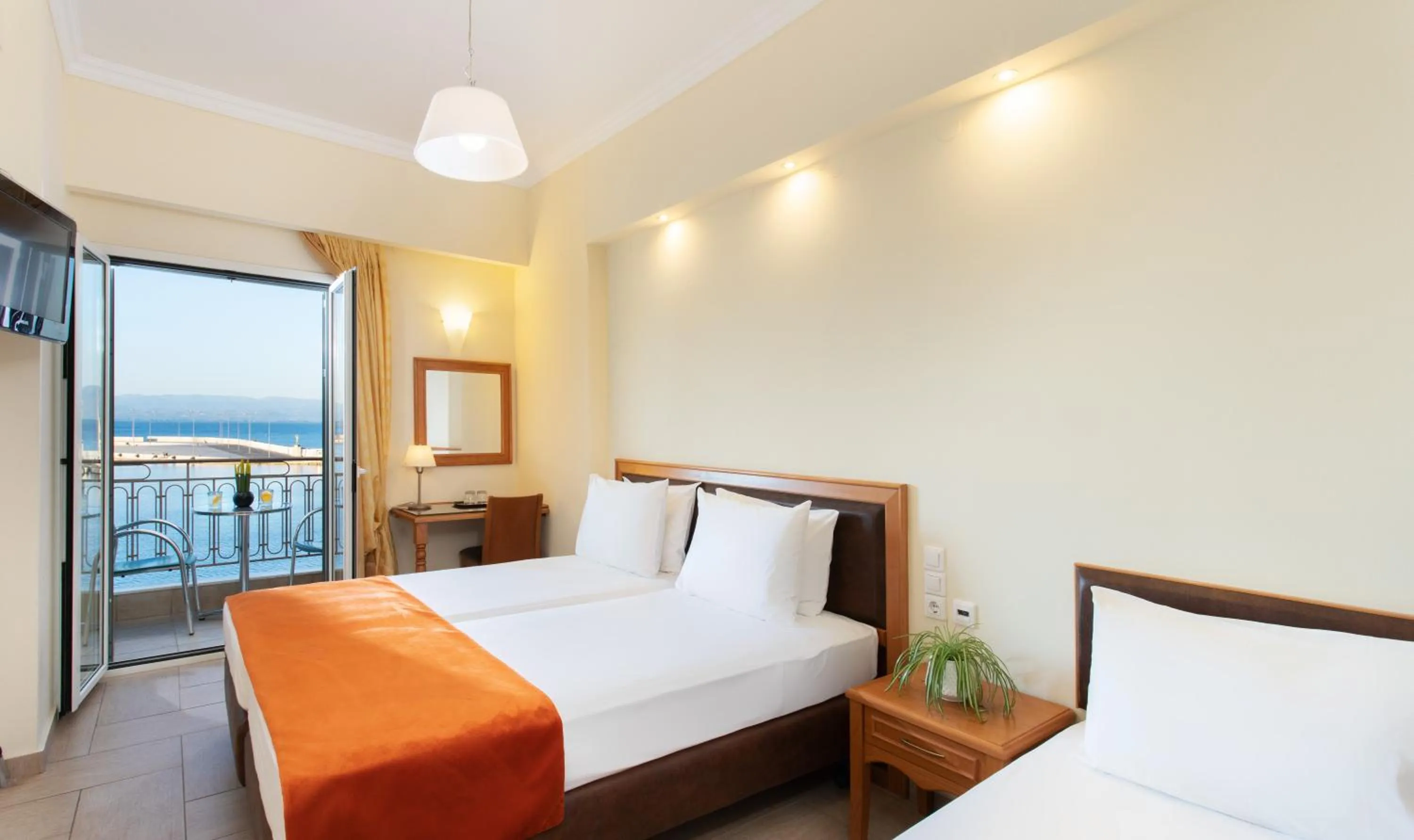 Balcony/Terrace, Bed in Pantheon City Hotel