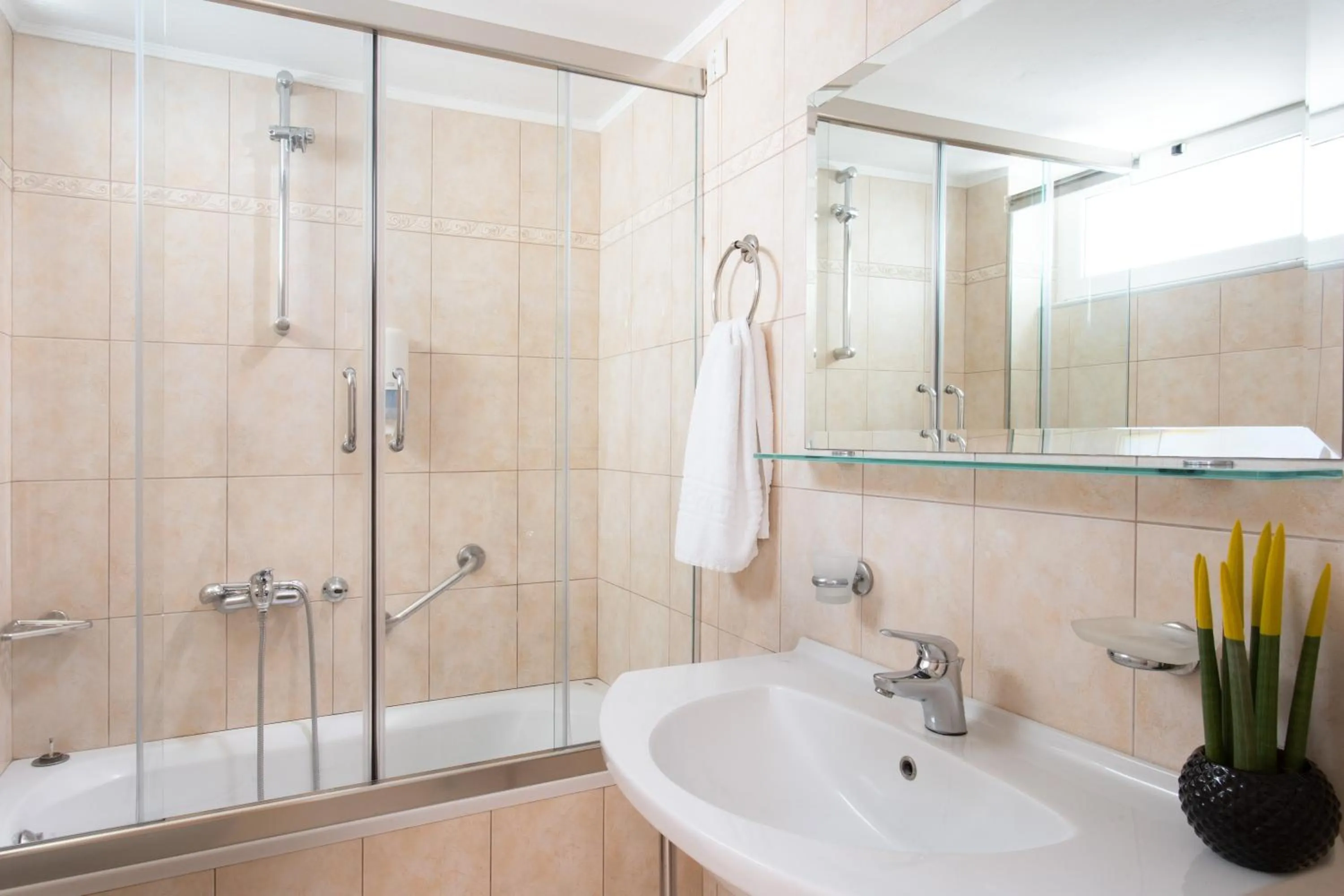 Shower in Pantheon City Hotel