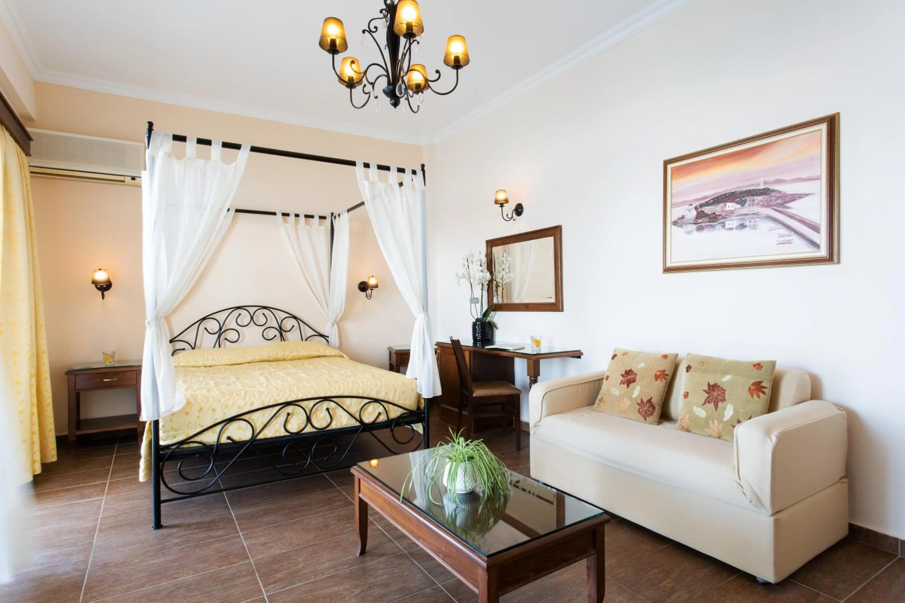 Living room, Bed in Pantheon City Hotel