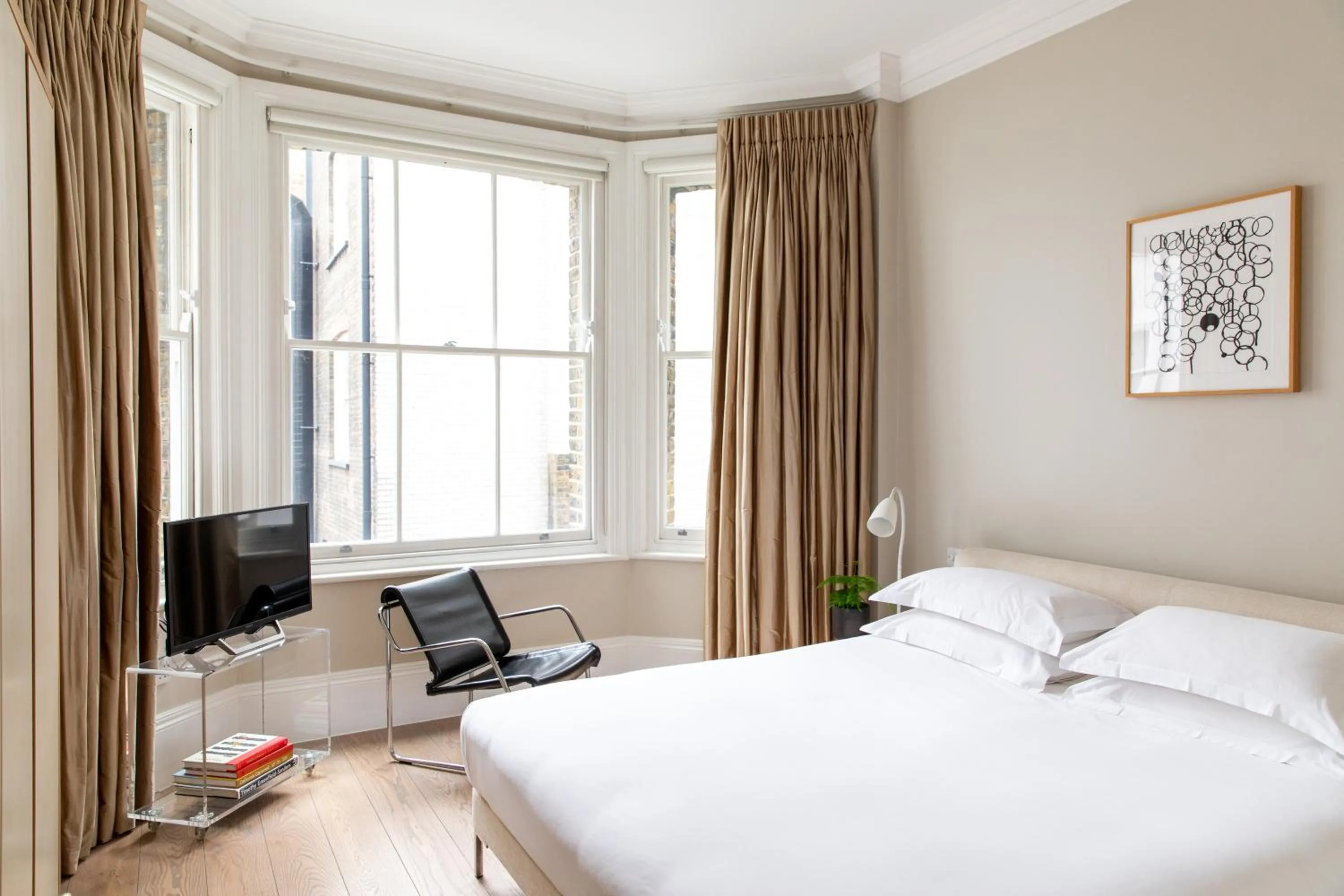 Bedroom, Bed in 56 Welbeck Street