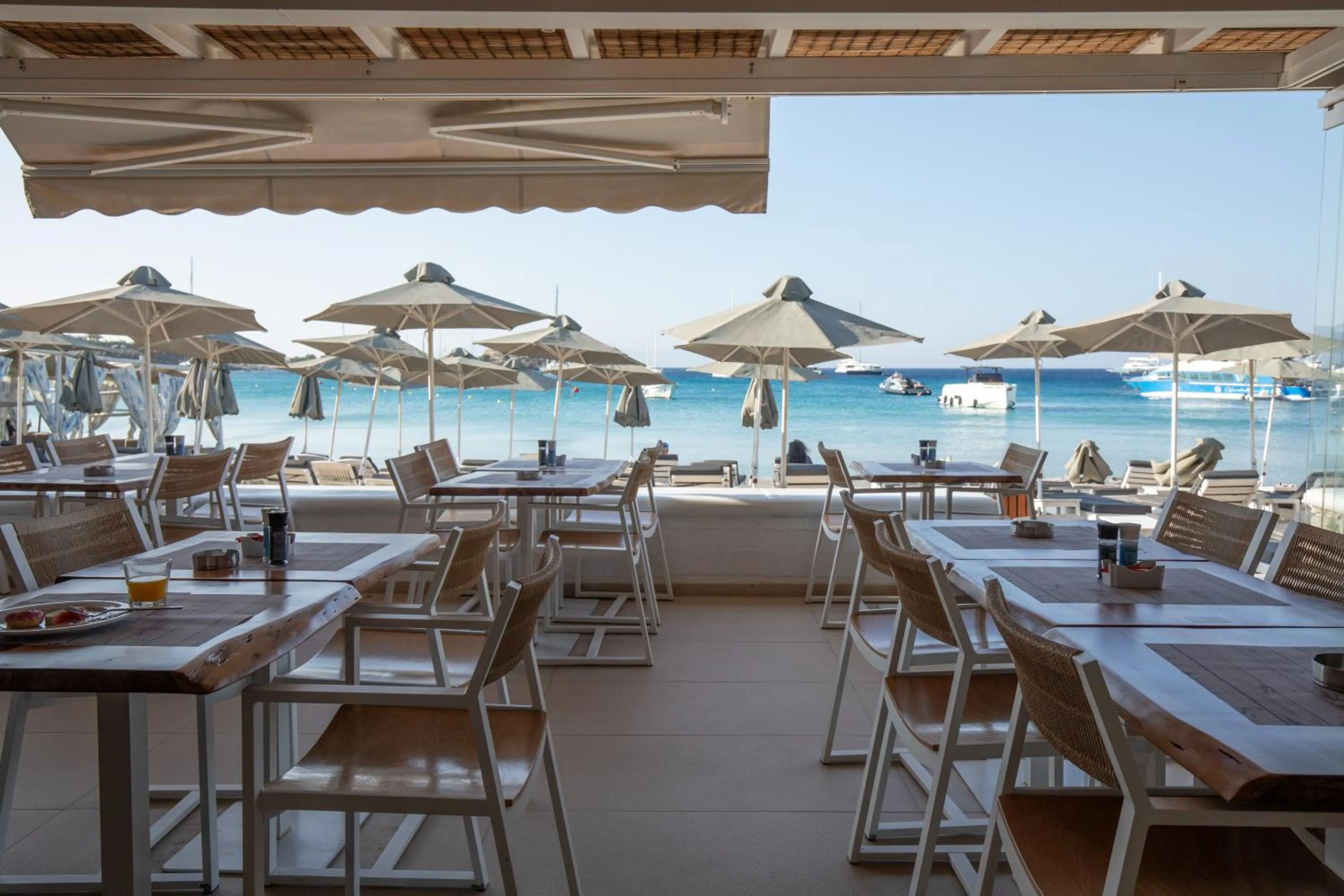 Restaurant/places to eat in Acrogiali Beachfront Hotel Mykonos