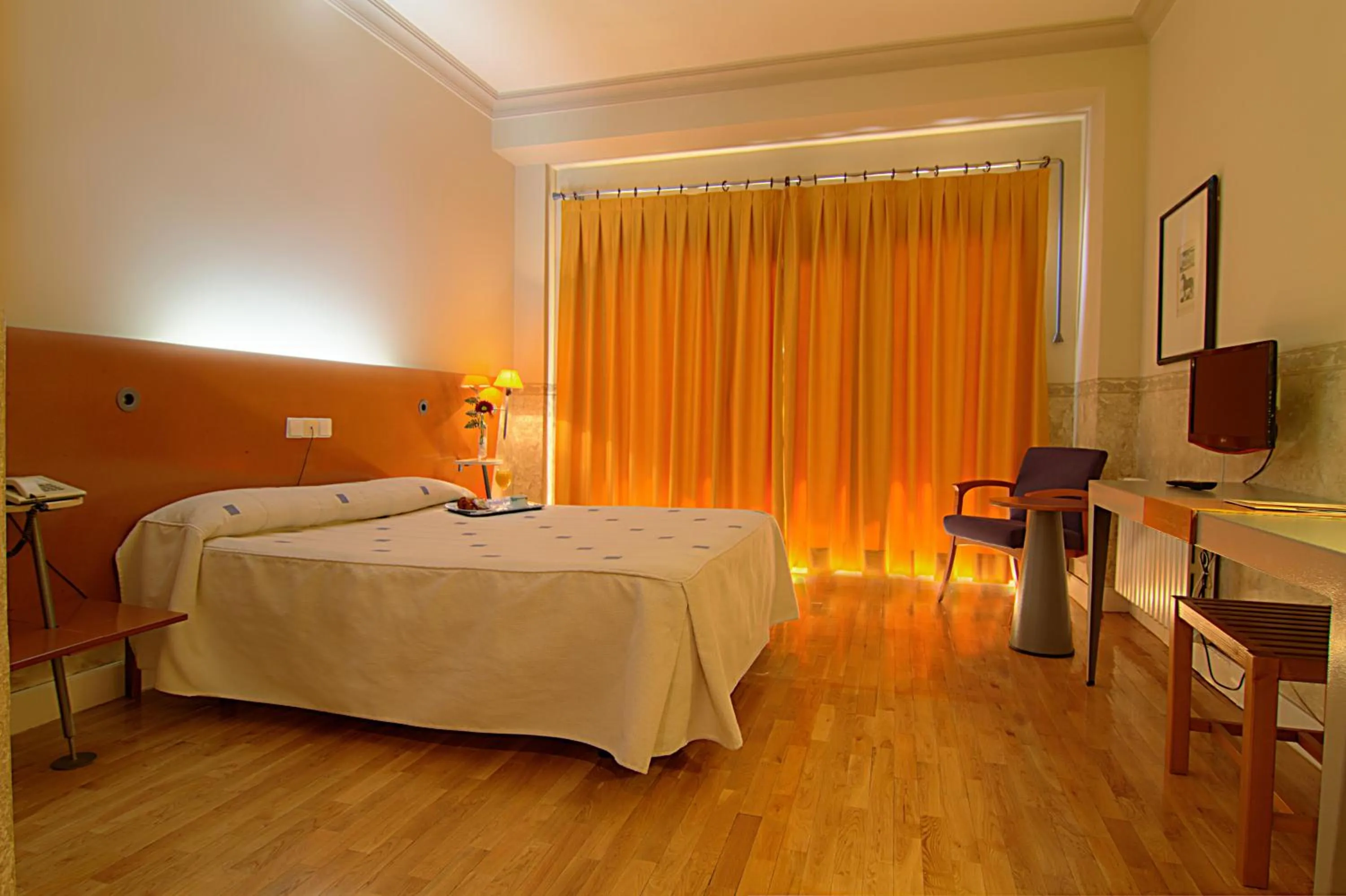 Photo of the whole room, Bed in Hotel Azar