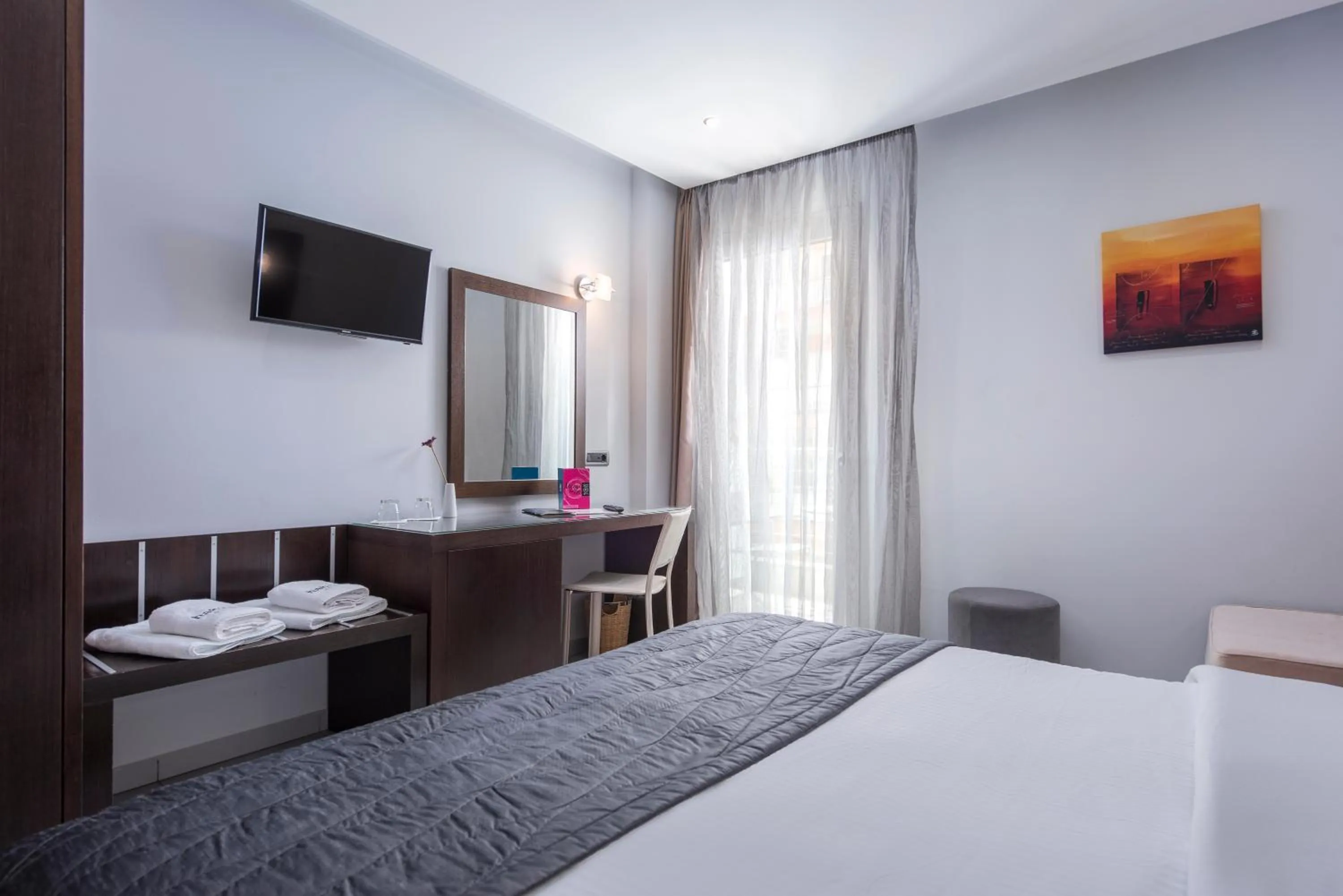 Bedroom, Bed in Habitat Hotel