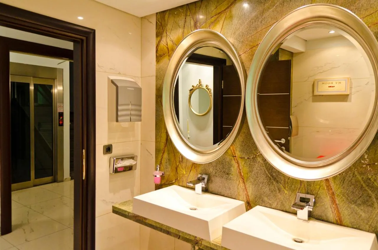 Public Bath in Habitat Hotel