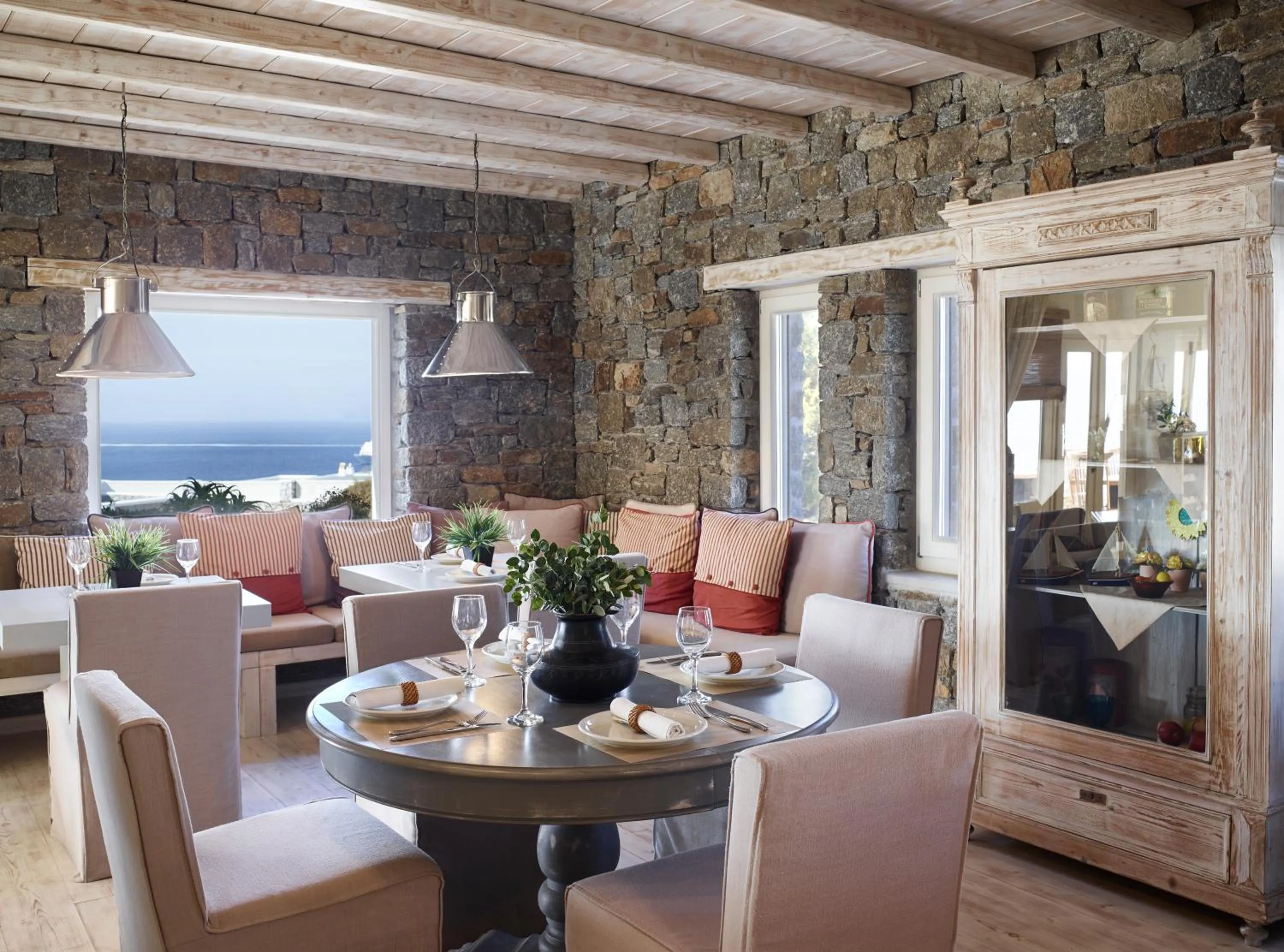 Communal lounge/ TV room in Vencia Boutique Hotel