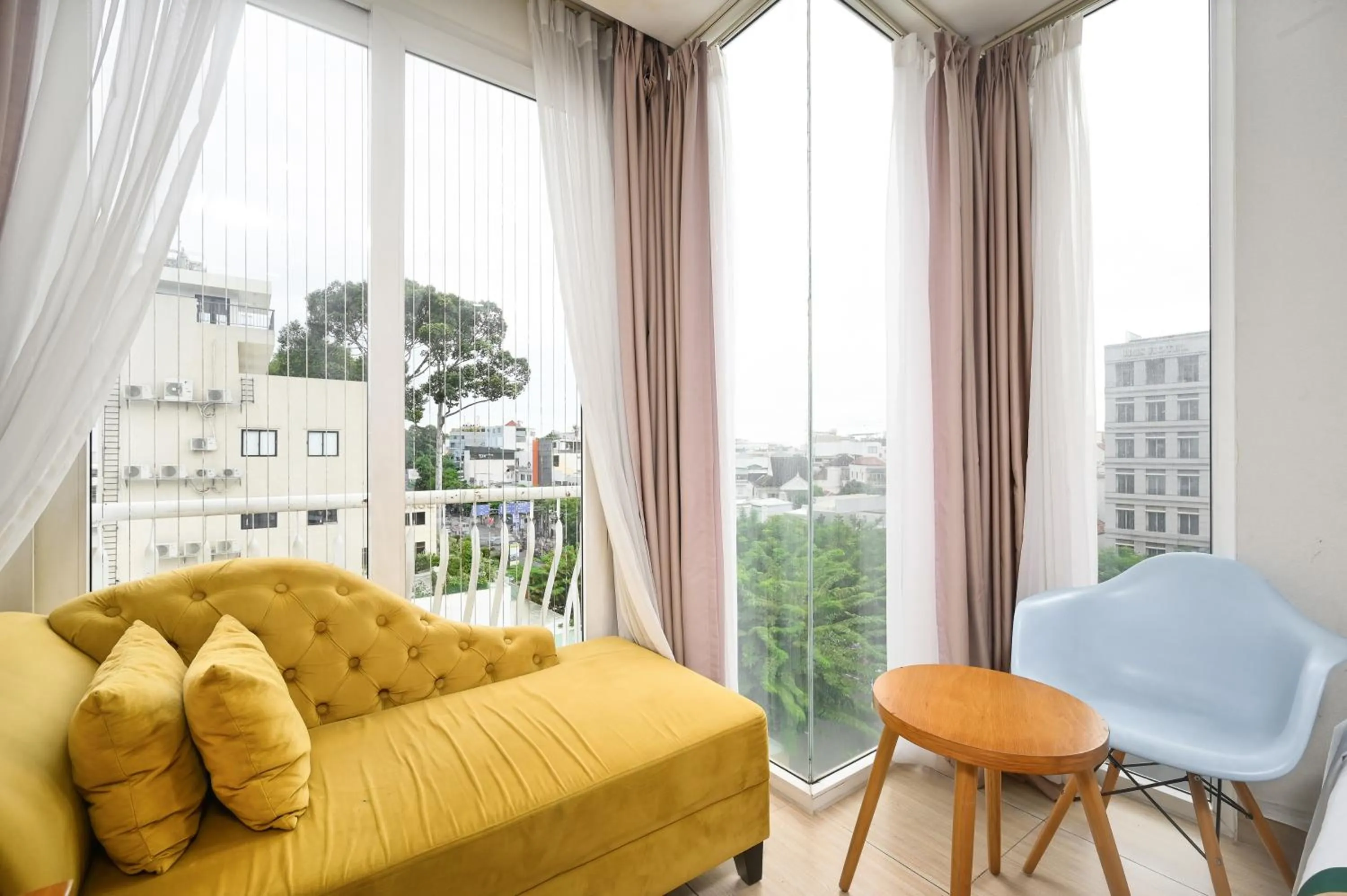 Seating area in Camila Airport Hotel