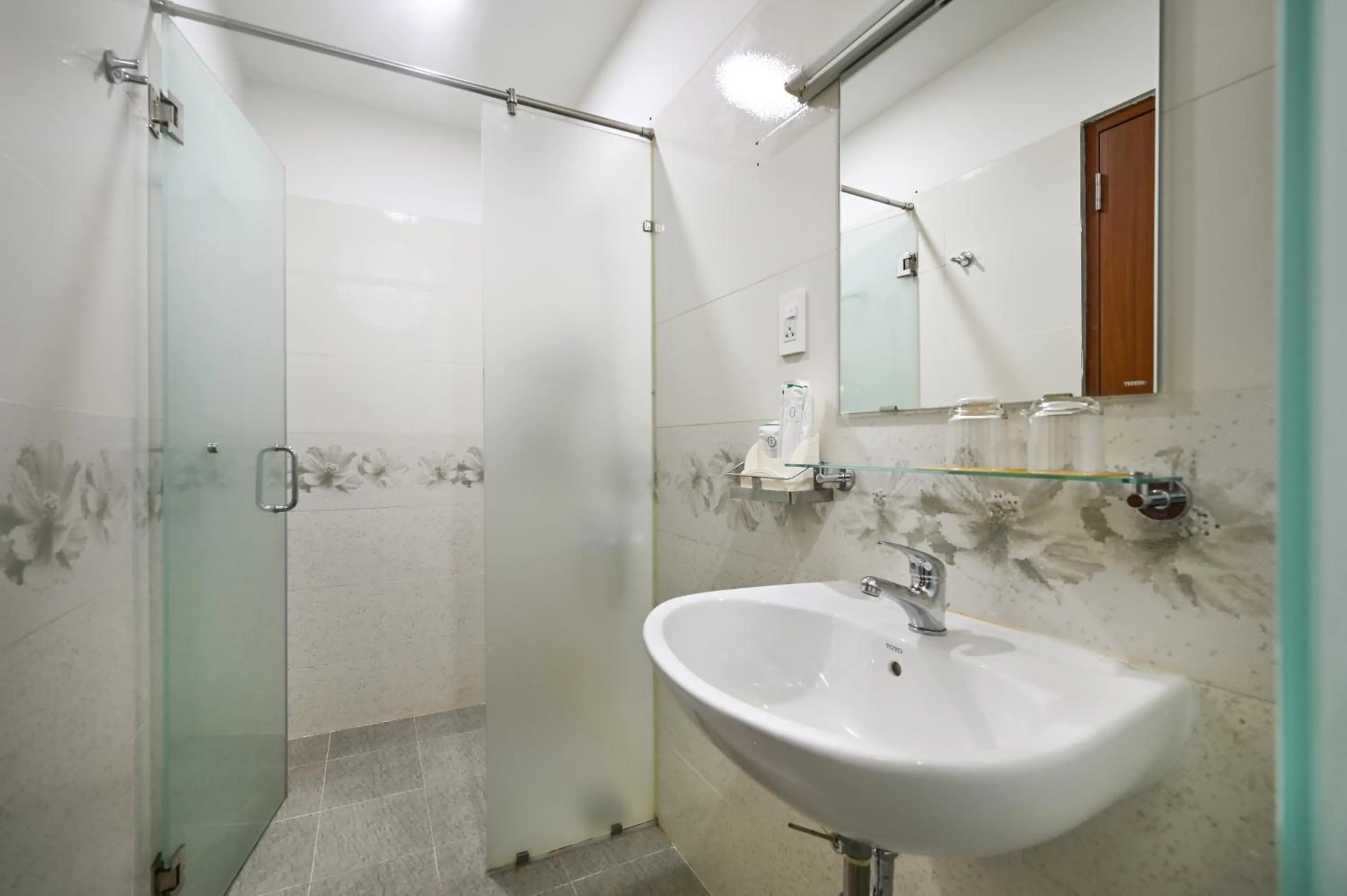 Shower in Camila Airport Hotel