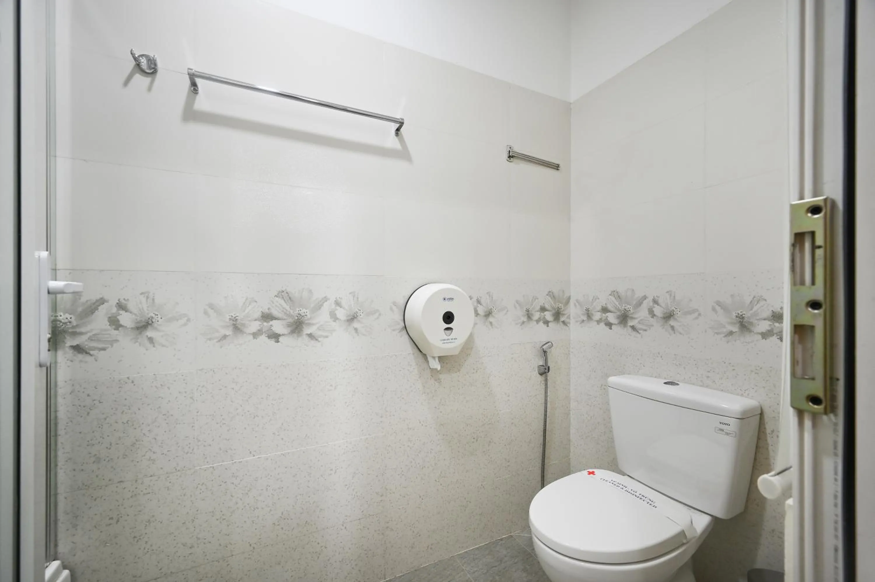 Toilet in Camila Airport Hotel