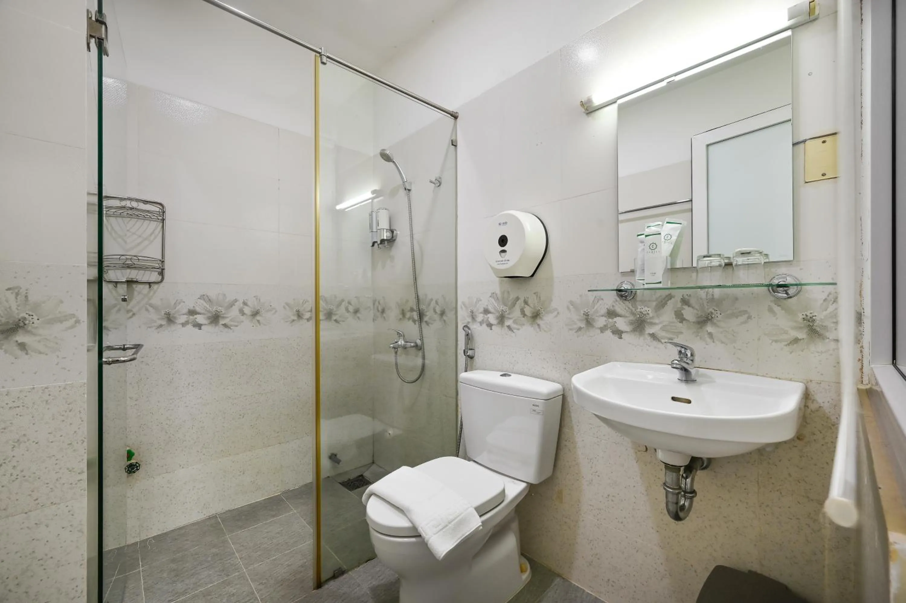 Toilet in Camila Airport Hotel