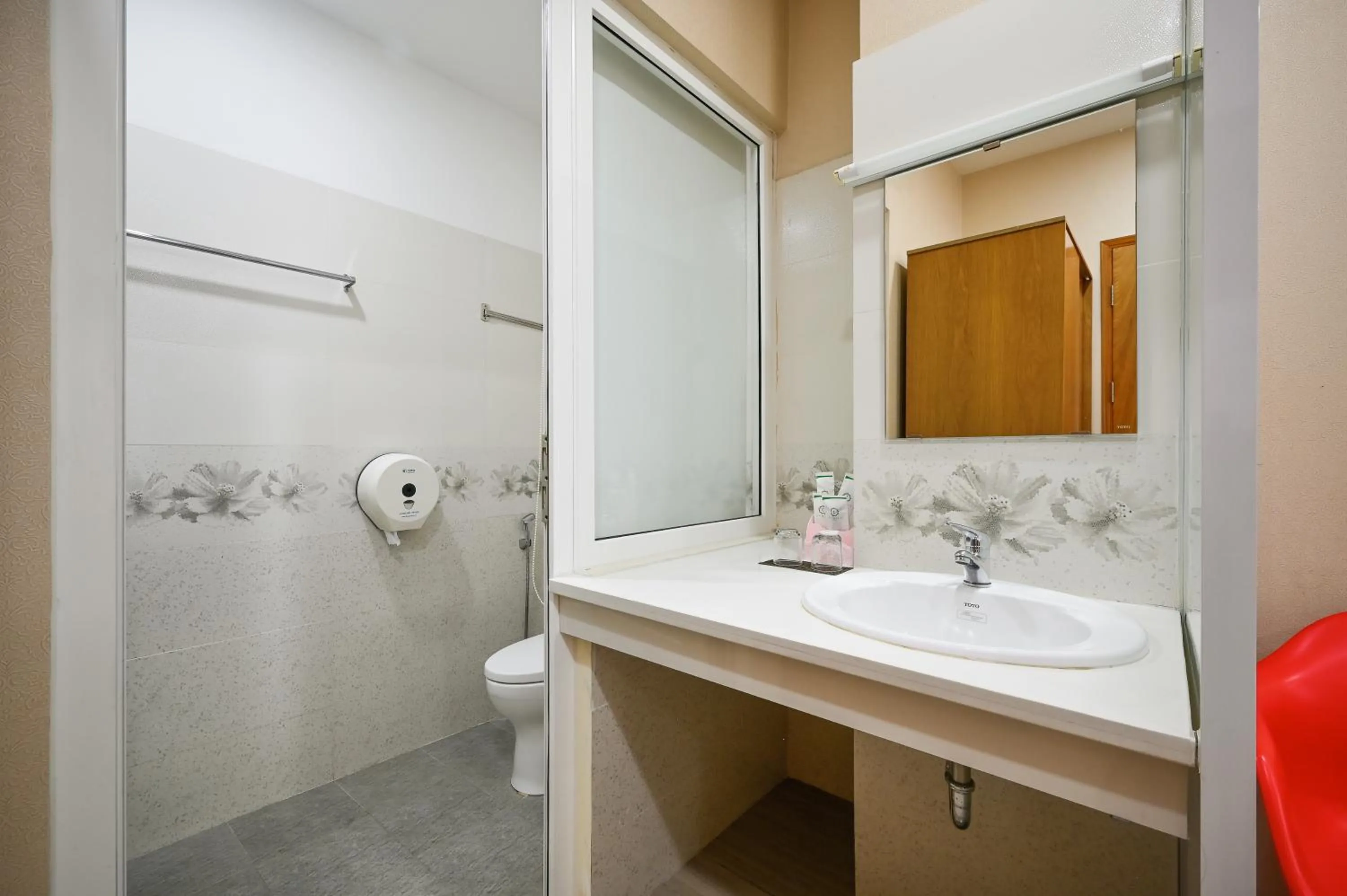 Toilet in Camila Airport Hotel