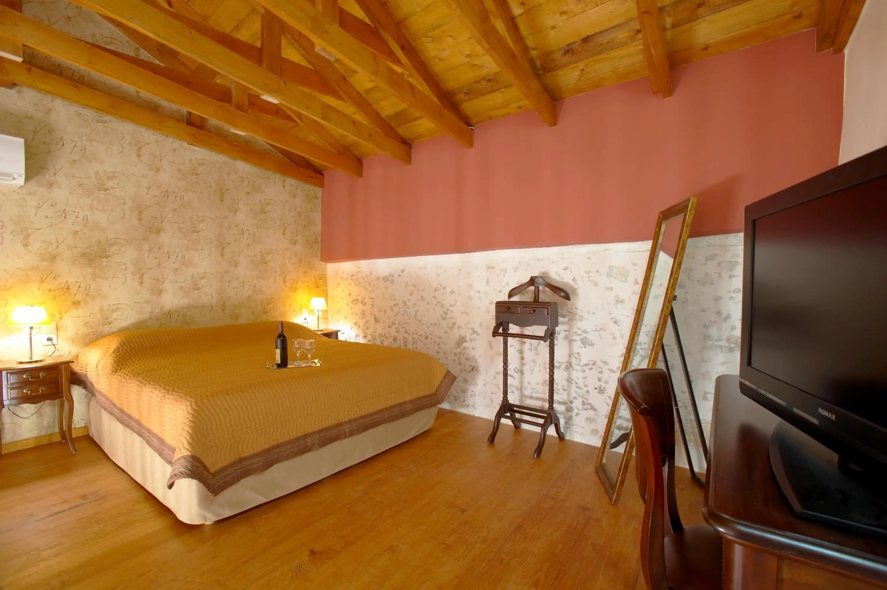 TV and multimedia, Bed in Casa Moazzo Suites and Apartments