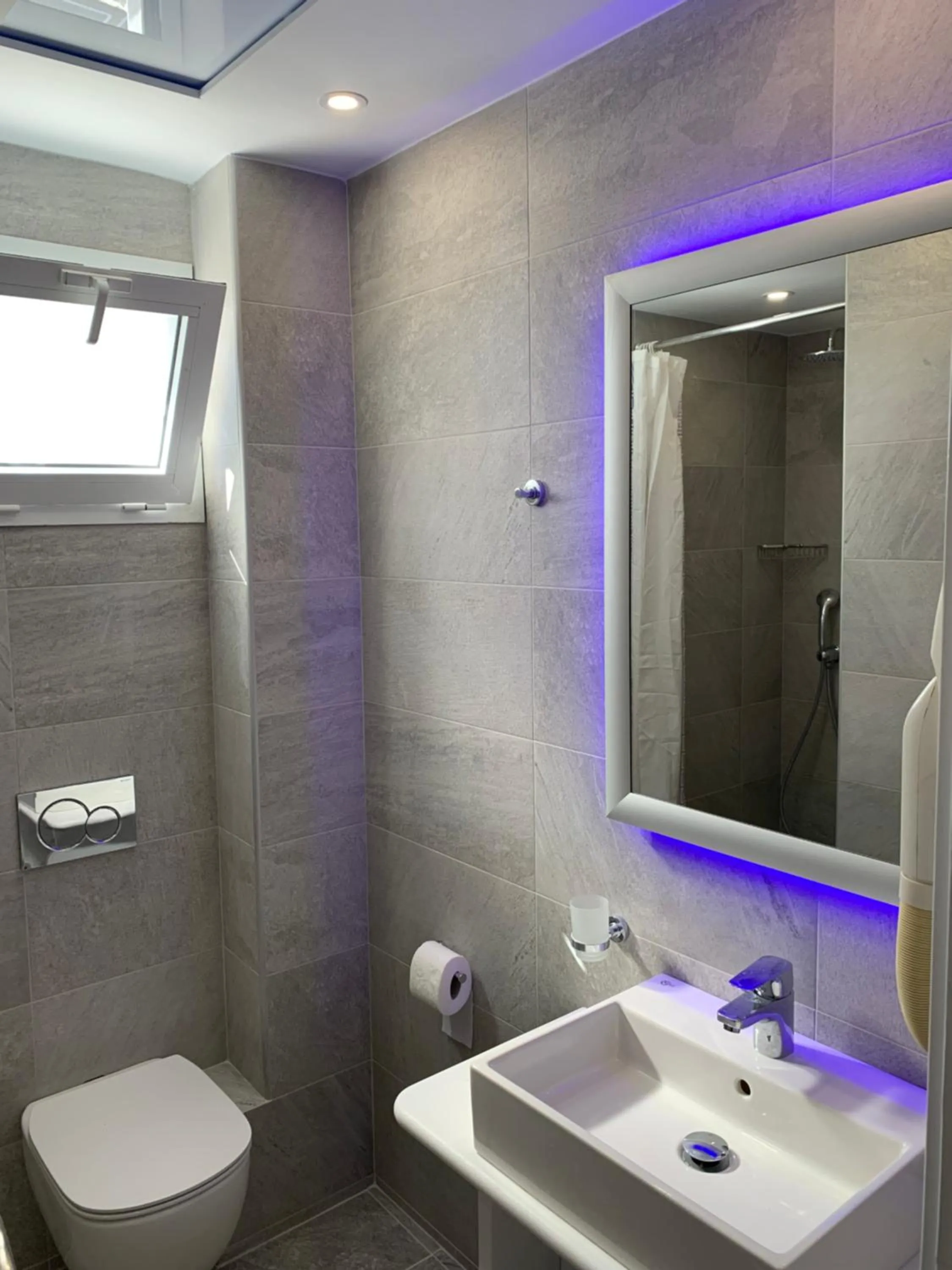 Bathroom in Hotel Aegeon