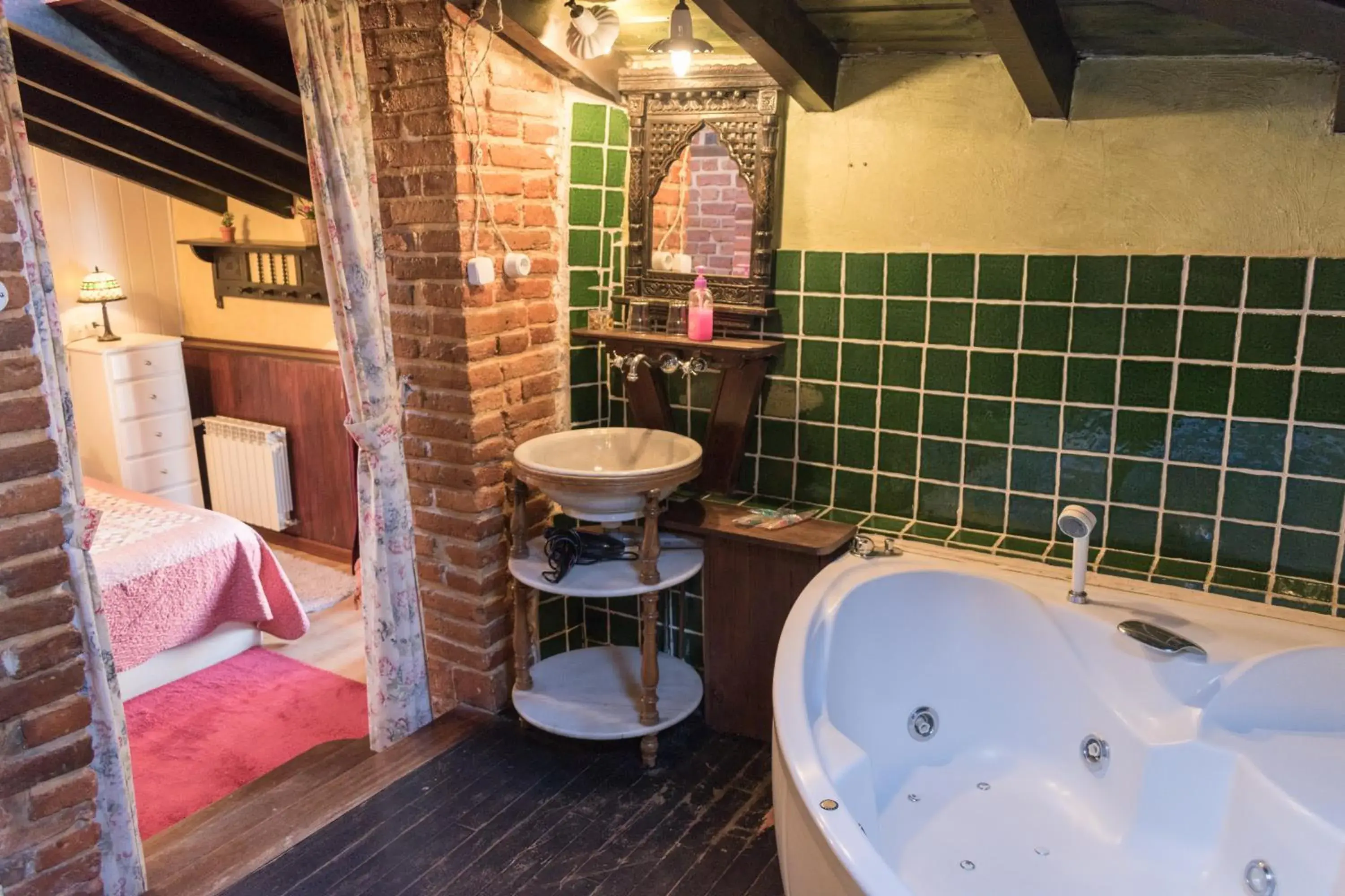 Deluxe Double Room with Bath - single occupancy in Luna del Valle Deluxe Double Room with Bath - single occupancy in Luna del Valle