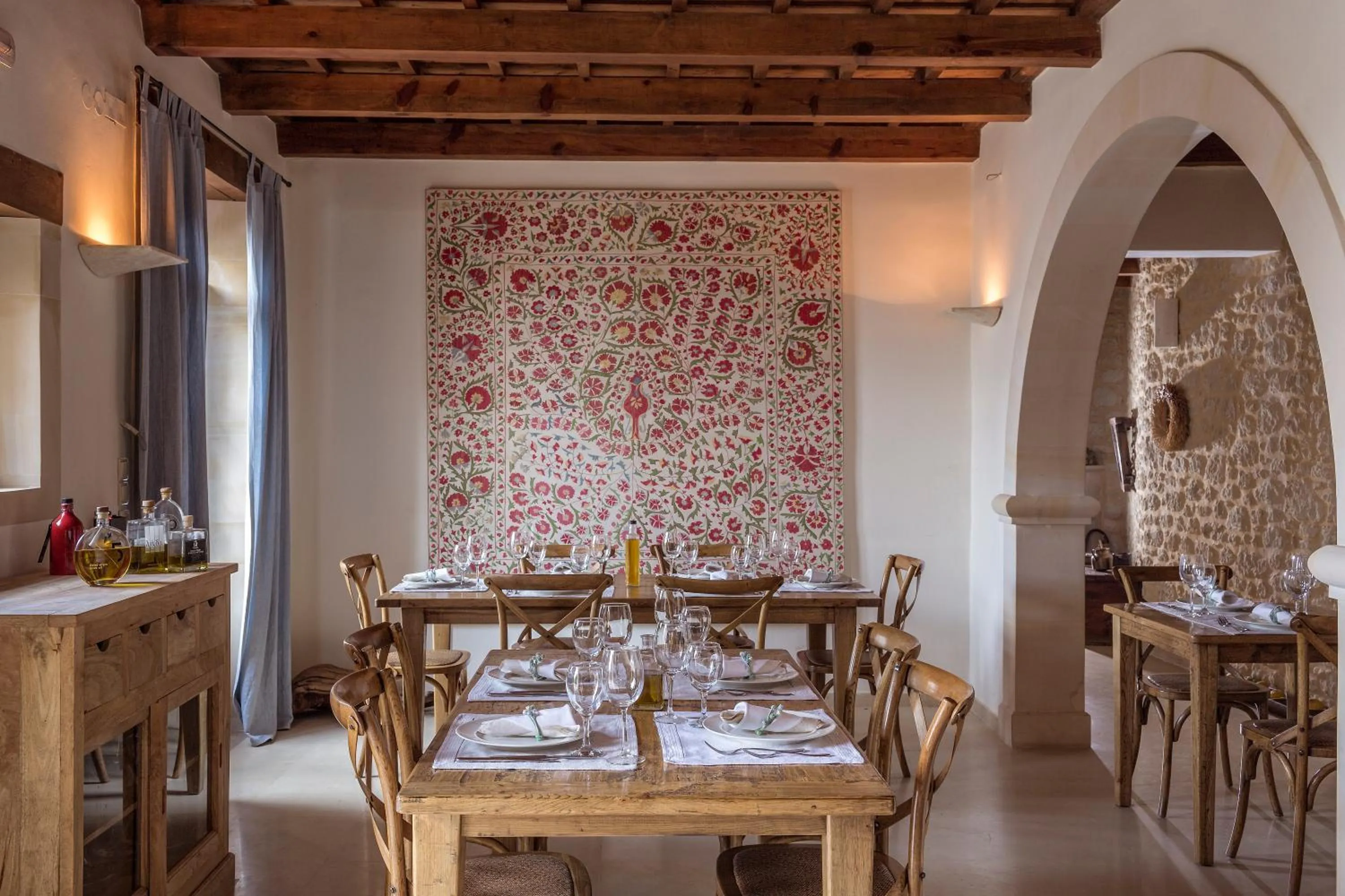 Restaurant/places to eat in Kapsaliana Village Hotel