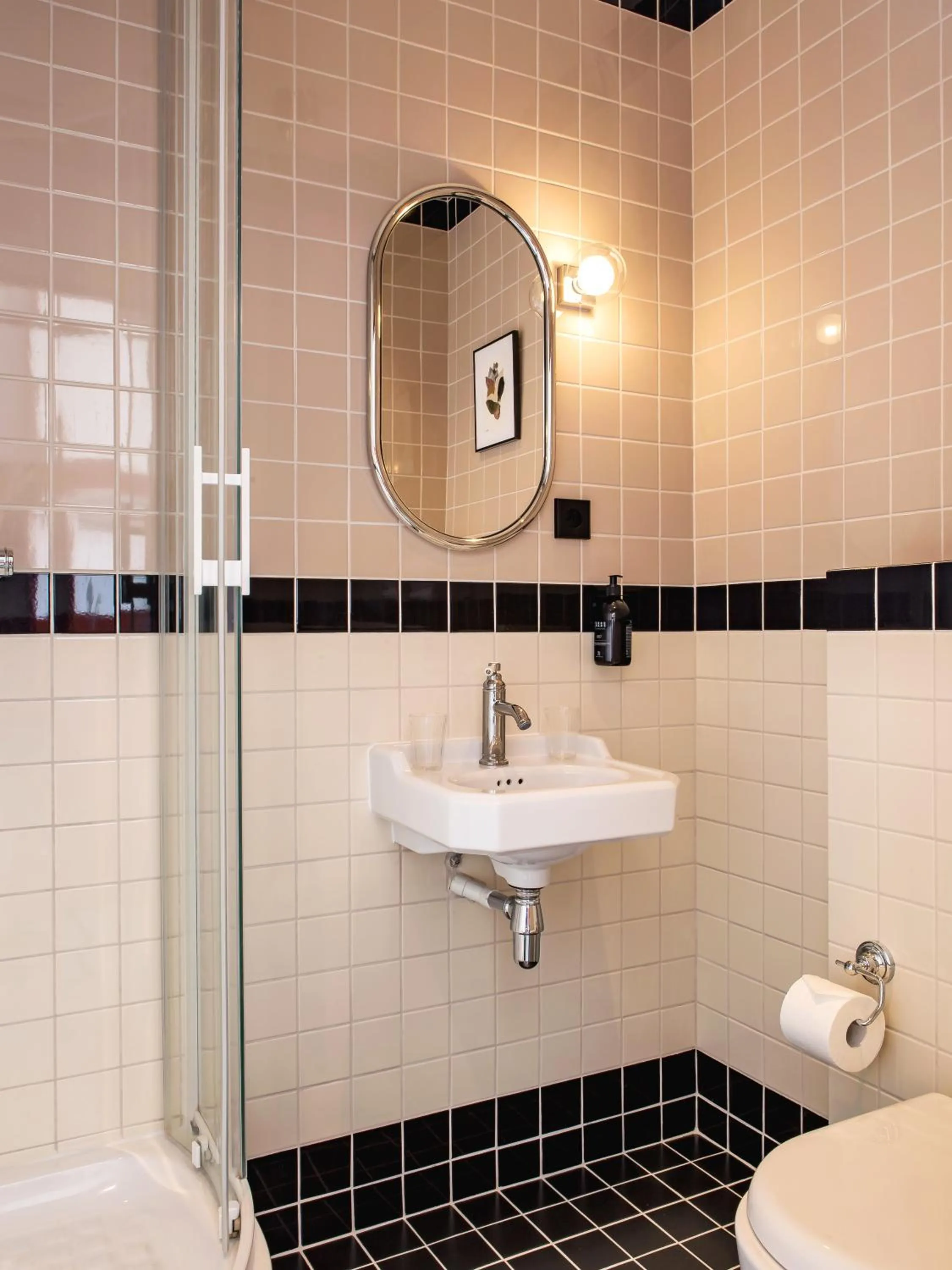 Toilet in Hôtel Marguerite