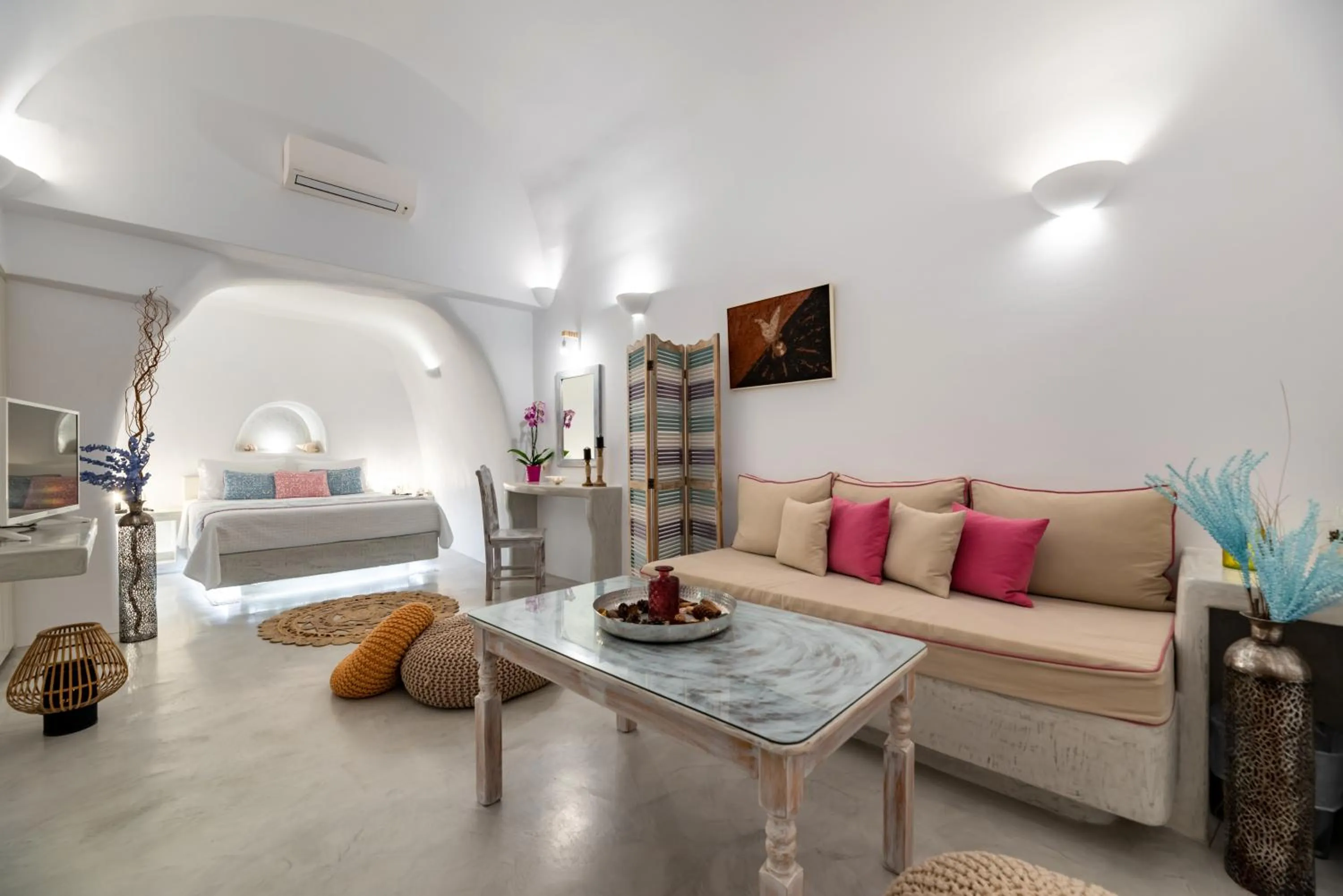 View (from property/room), Bed in Kima Oia Suites