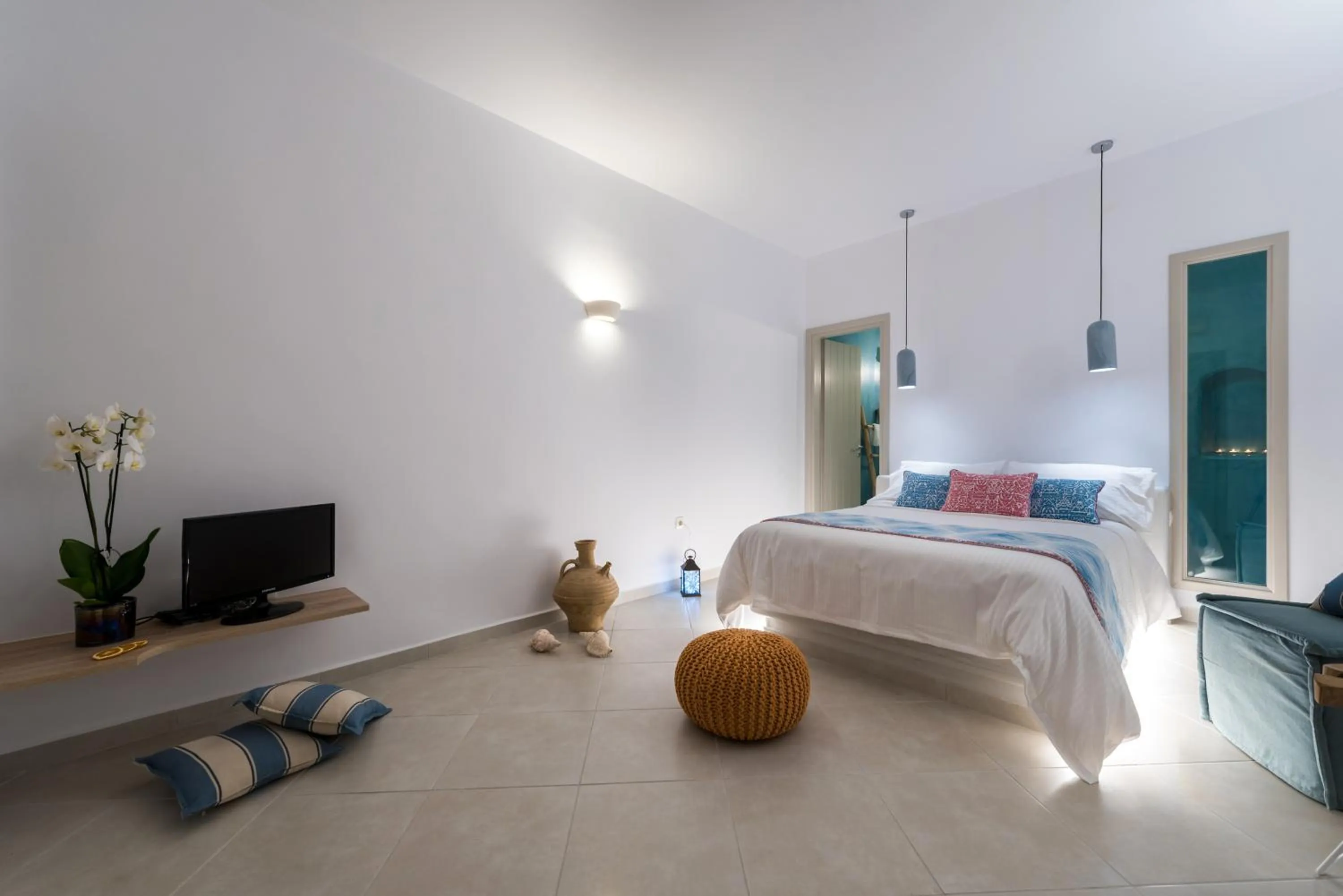 TV and multimedia, Bed in Kima Oia Suites