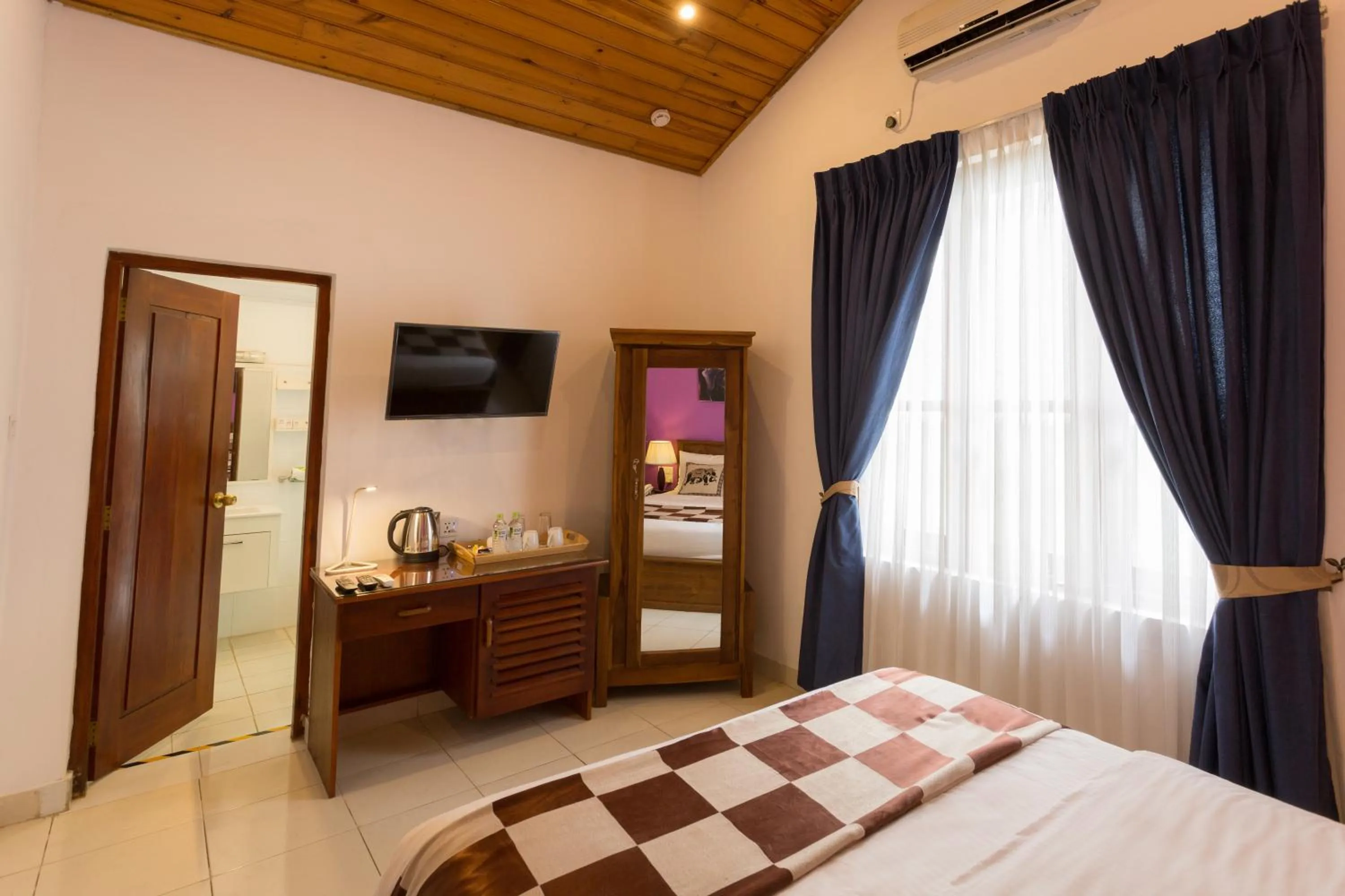 Bathroom, Bed in Orchid Villa Kandy