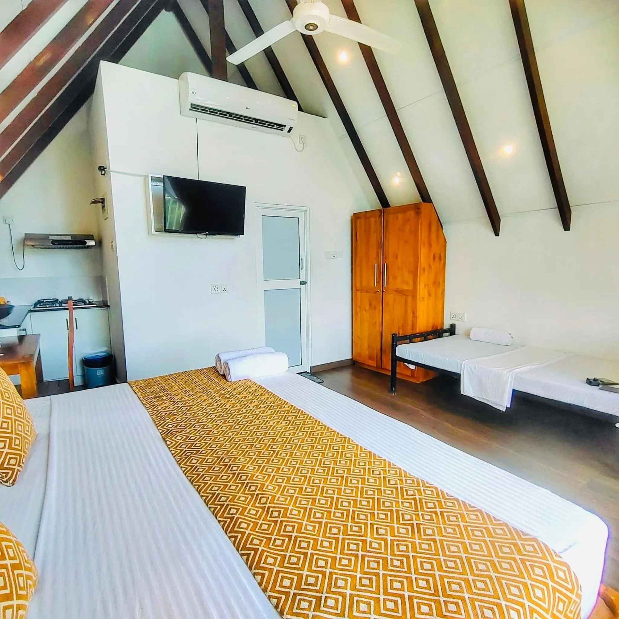 Photo of the whole room, Bed in Orchid Villa Kandy