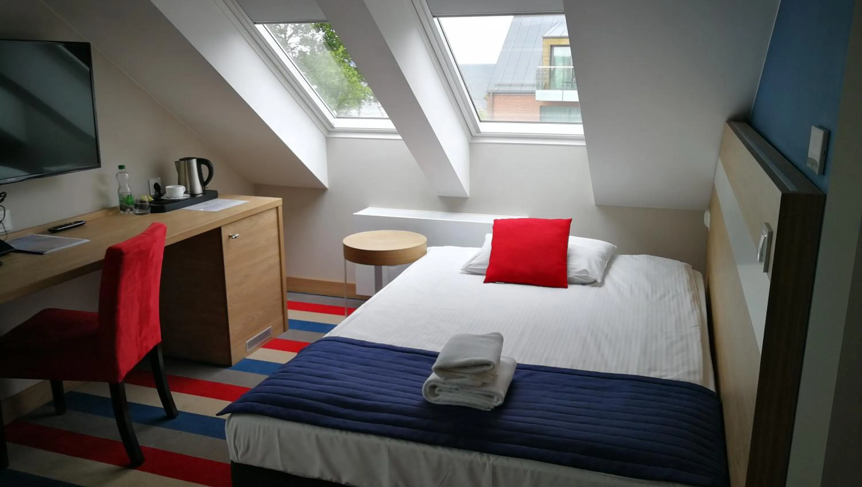 Bathroom, Bed in Hotel Skipper