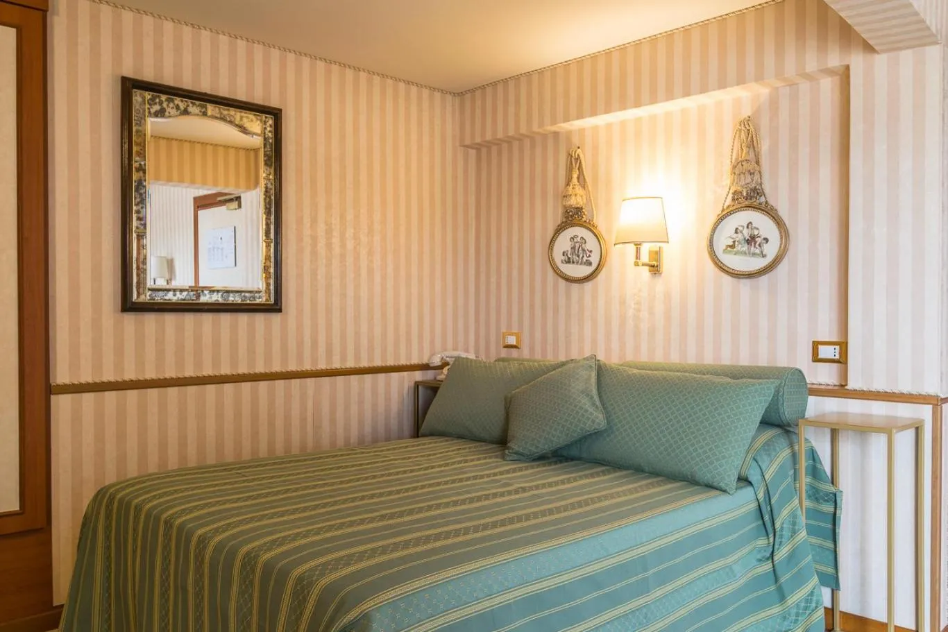 Bedroom, Bed in Hotel Pacific