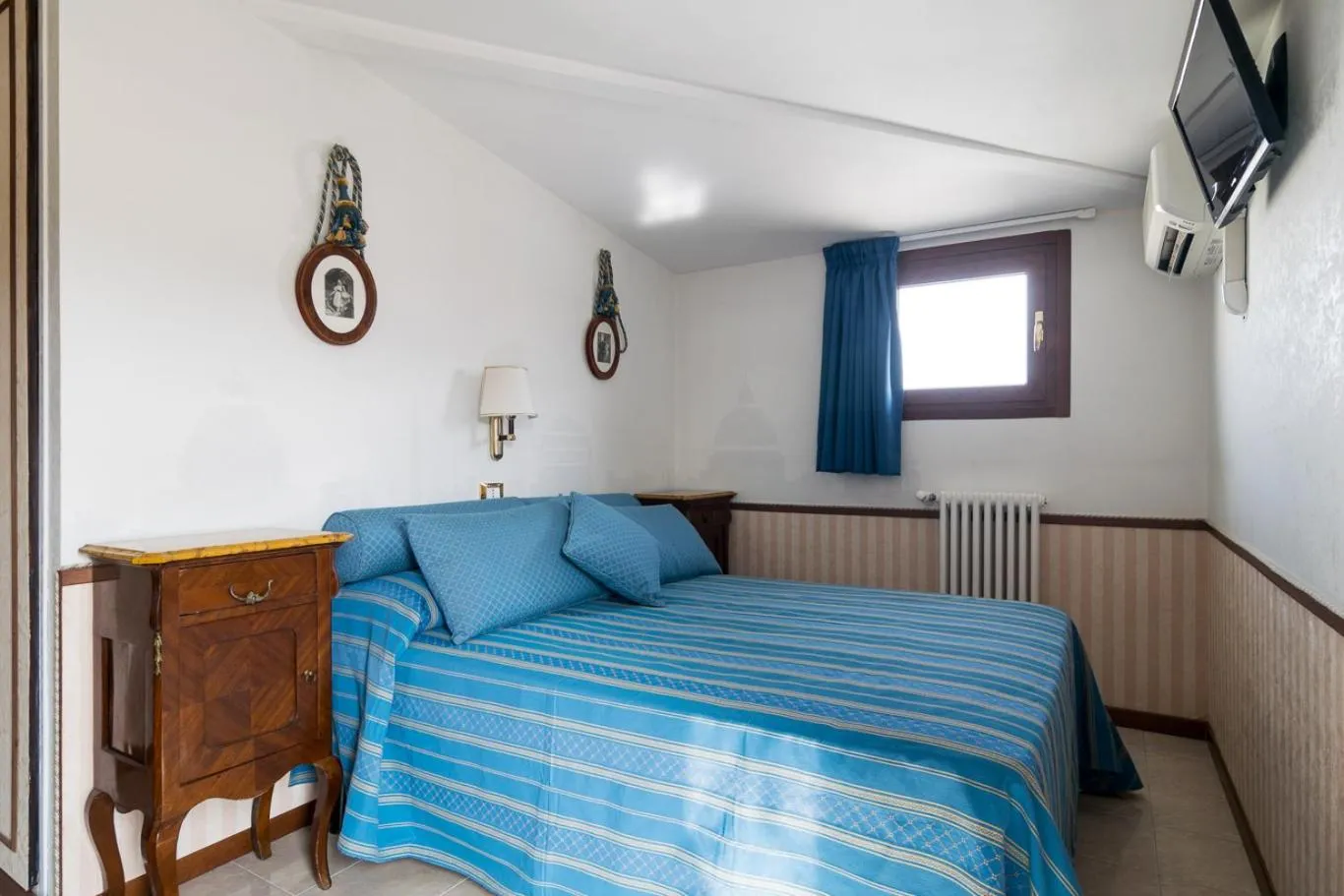 View (from property/room), Bed in Hotel Pacific