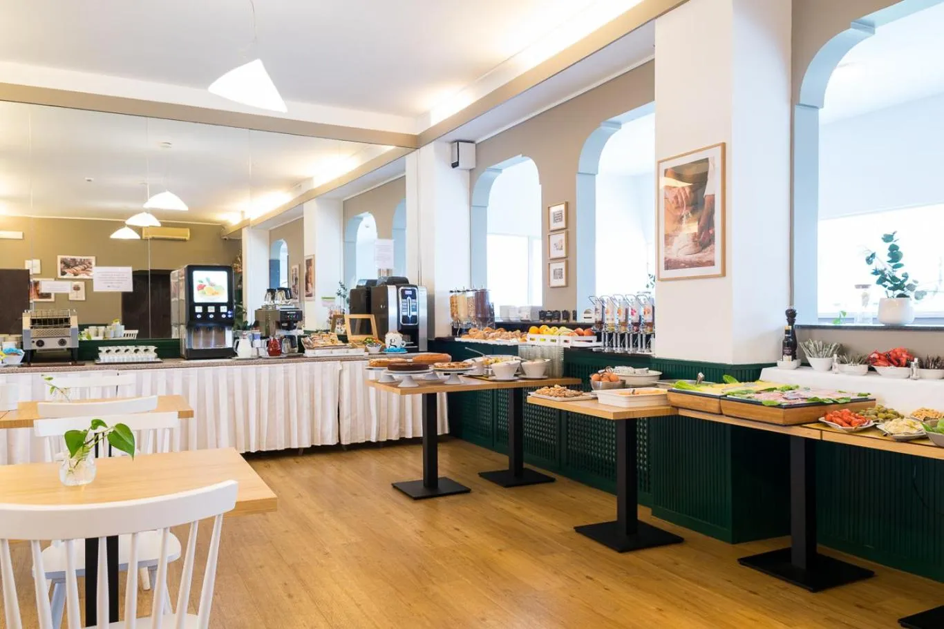 Restaurant/places to eat in Hotel Pacific