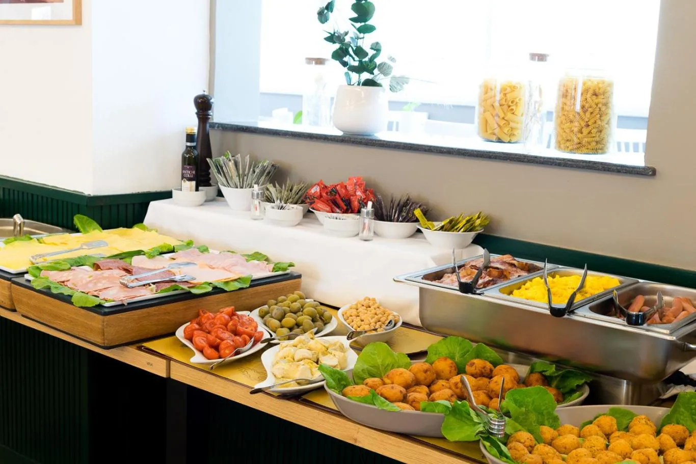 Restaurant/places to eat in Hotel Pacific