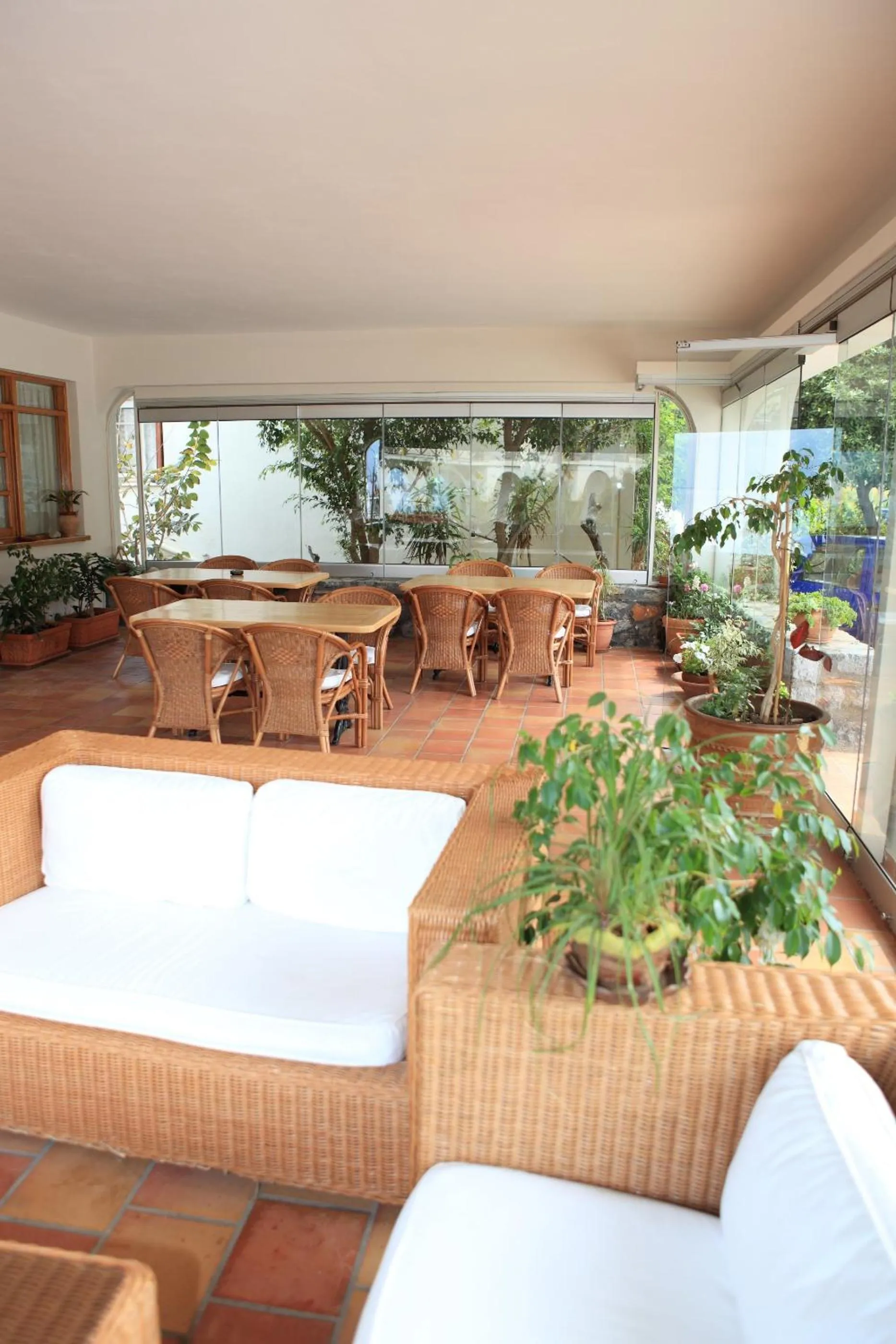 Communal lounge/ TV room in Pramataris