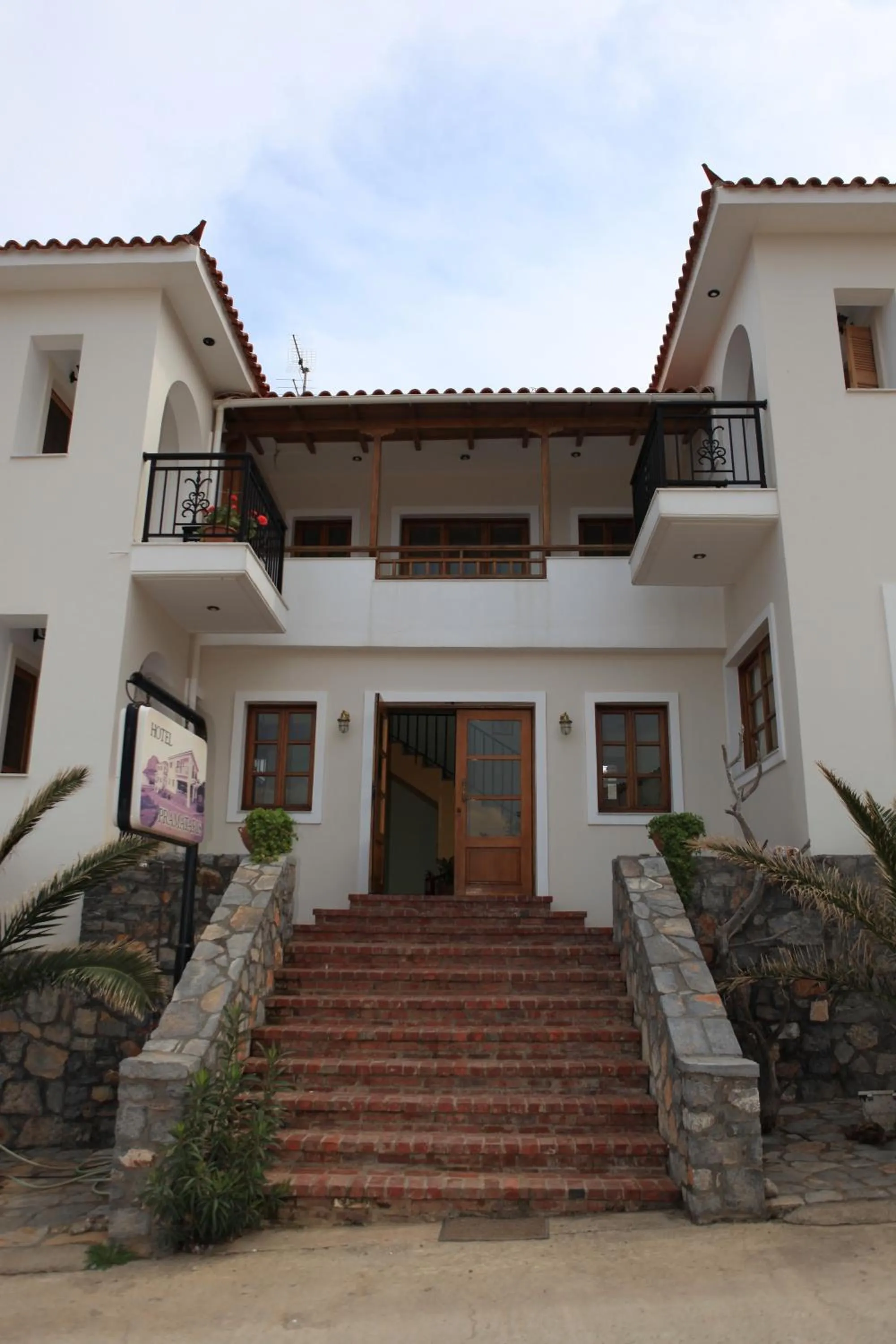 Facade/entrance in Pramataris