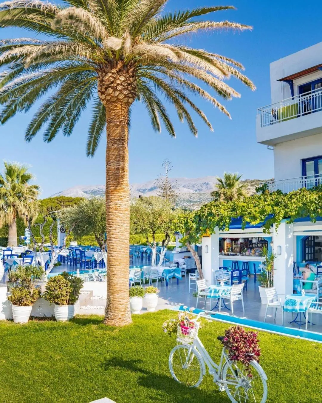 Restaurant/places to eat in Sergiani Garden Hotel Apartments