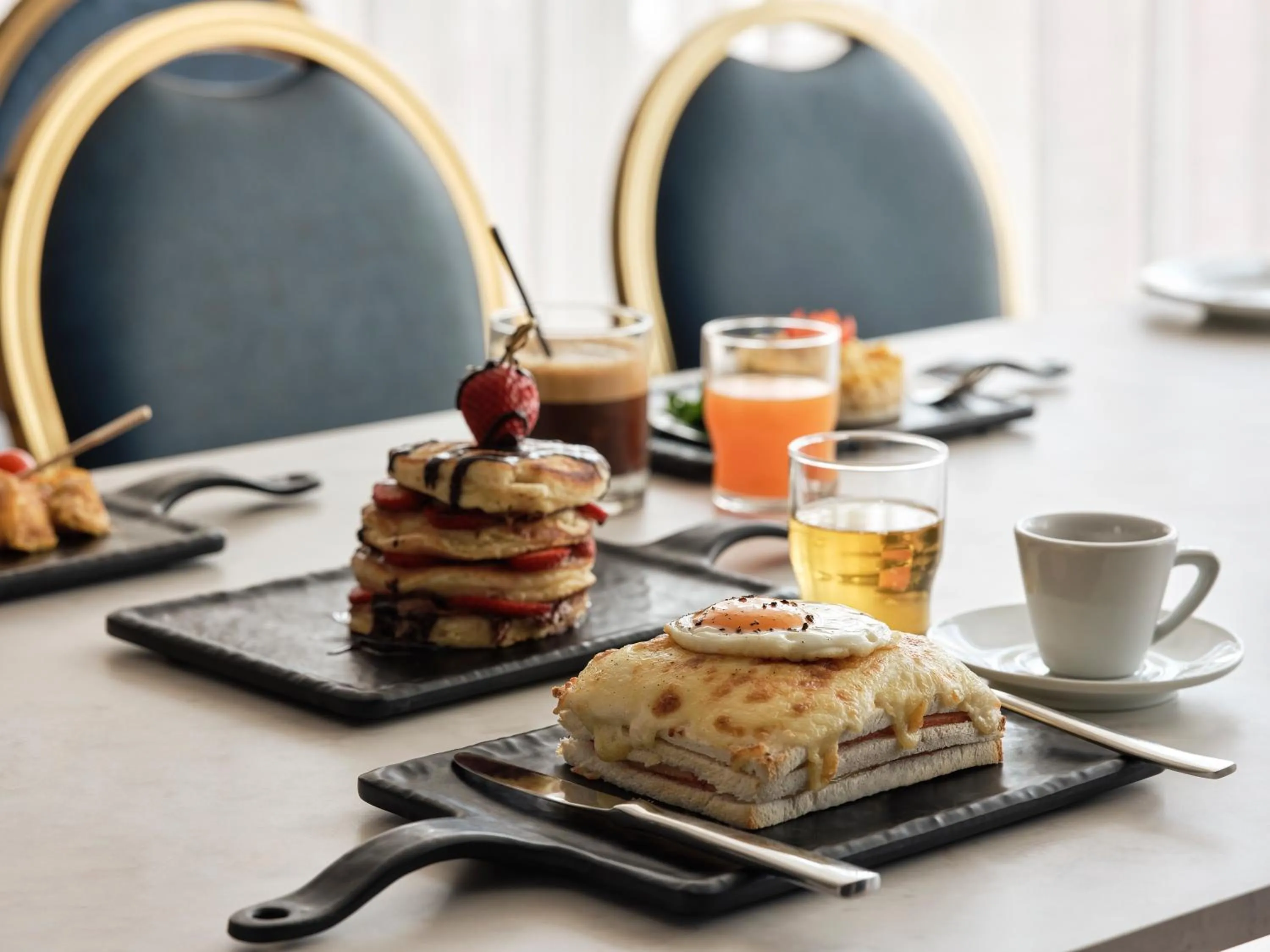 Restaurant/places to eat in Candia Hotel