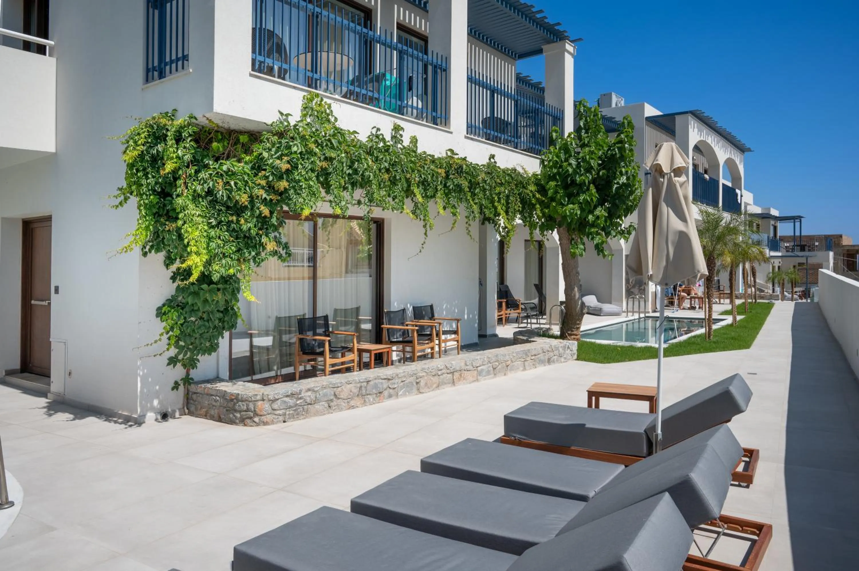 Property building, Swimming Pool in Bita Hubs