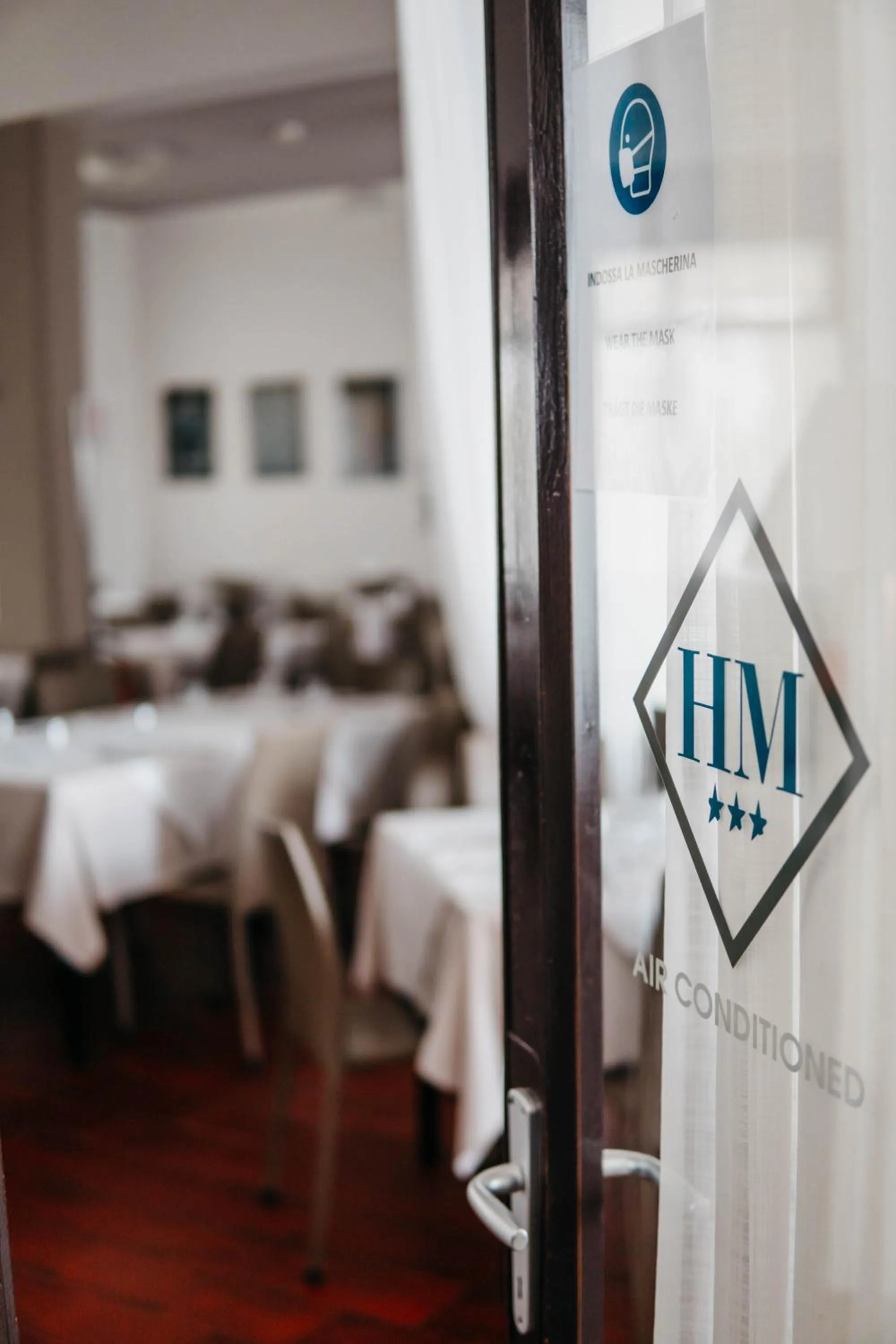 Restaurant/places to eat, Bed in Hotel Marina