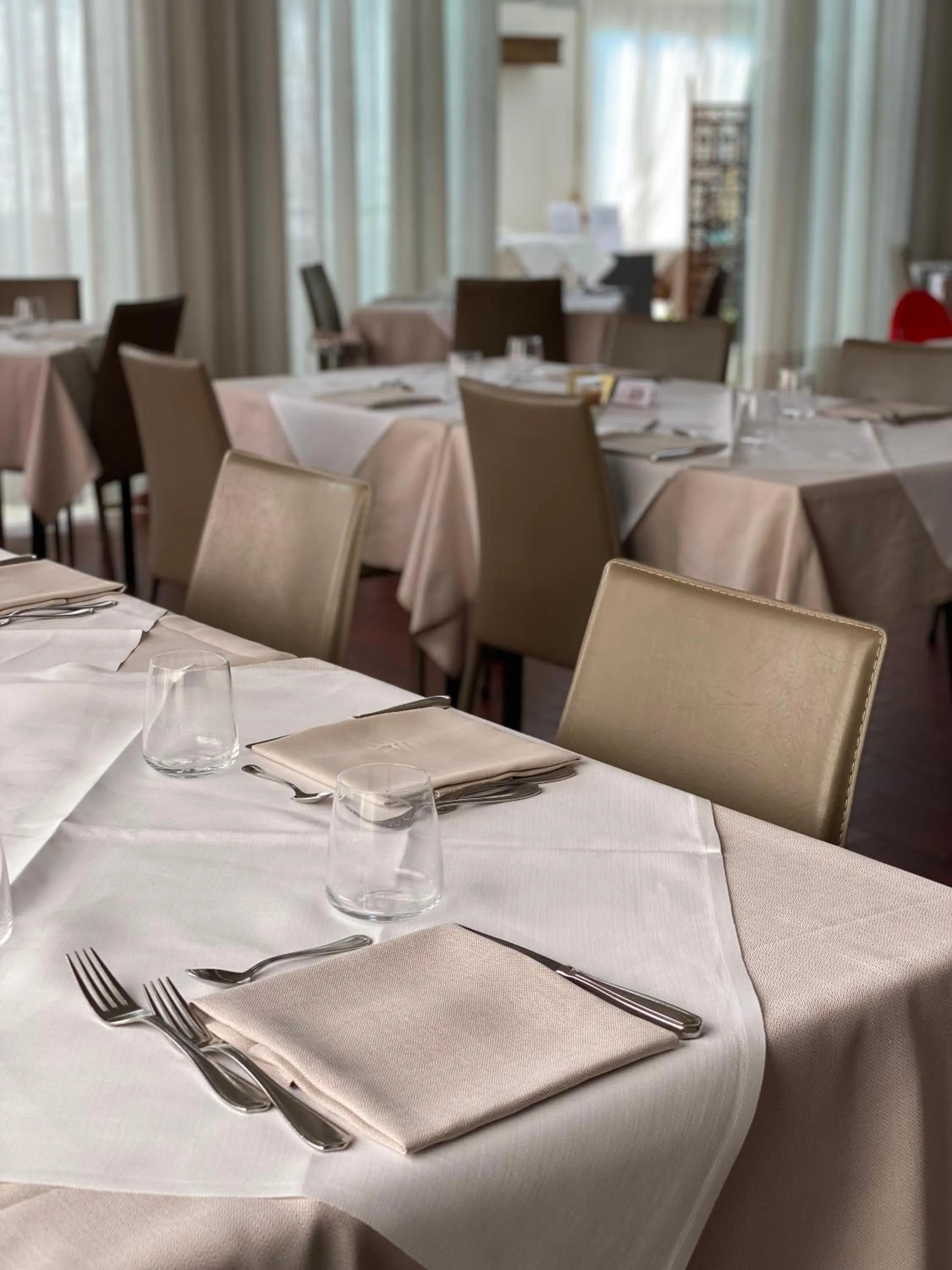 Restaurant/places to eat in Hotel Marina