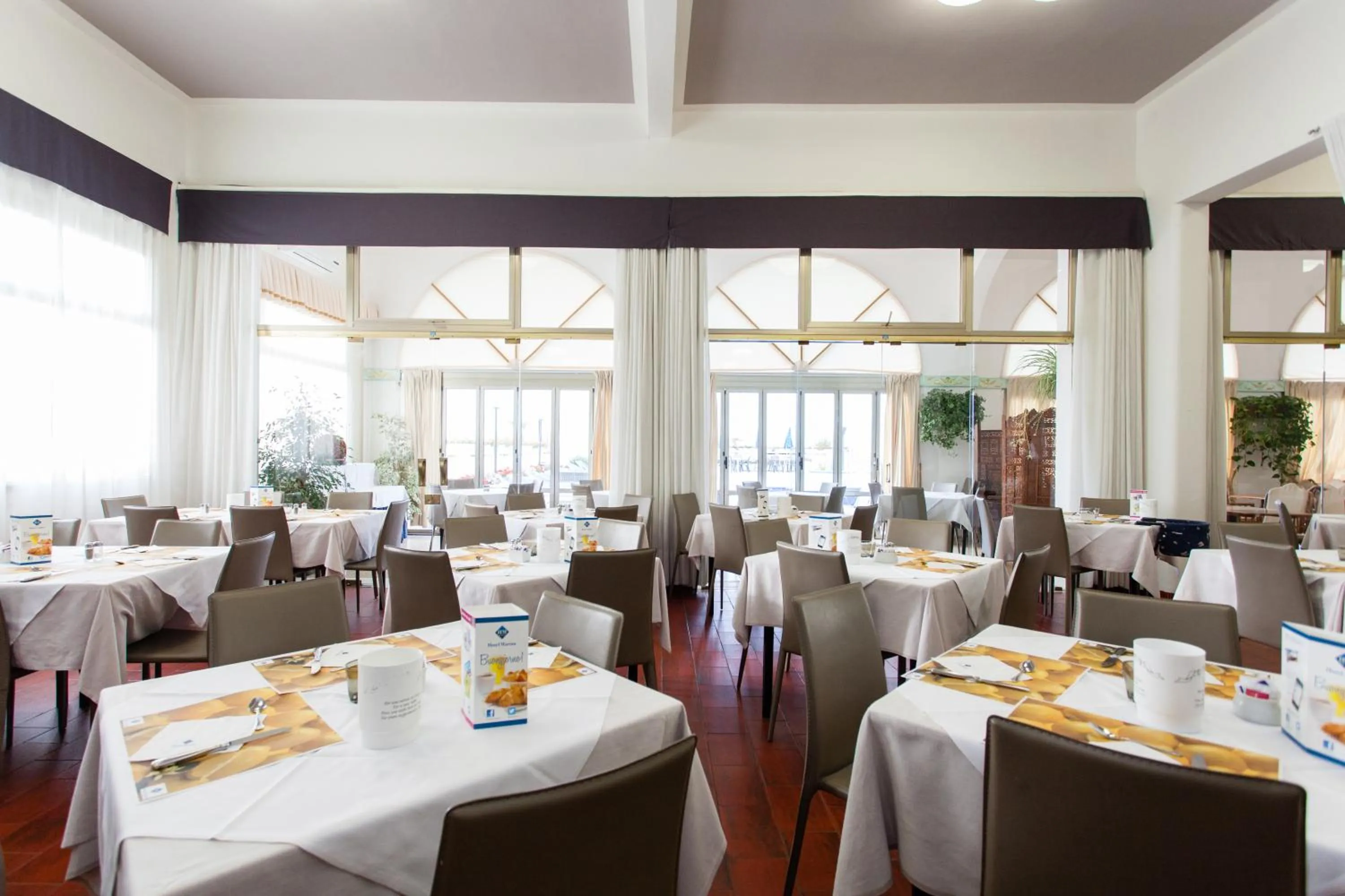 Restaurant/places to eat in Hotel Marina