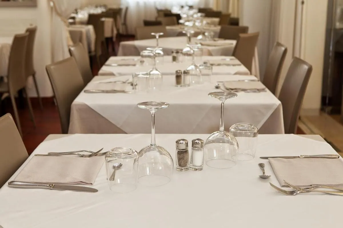 Restaurant/places to eat in Hotel Marina