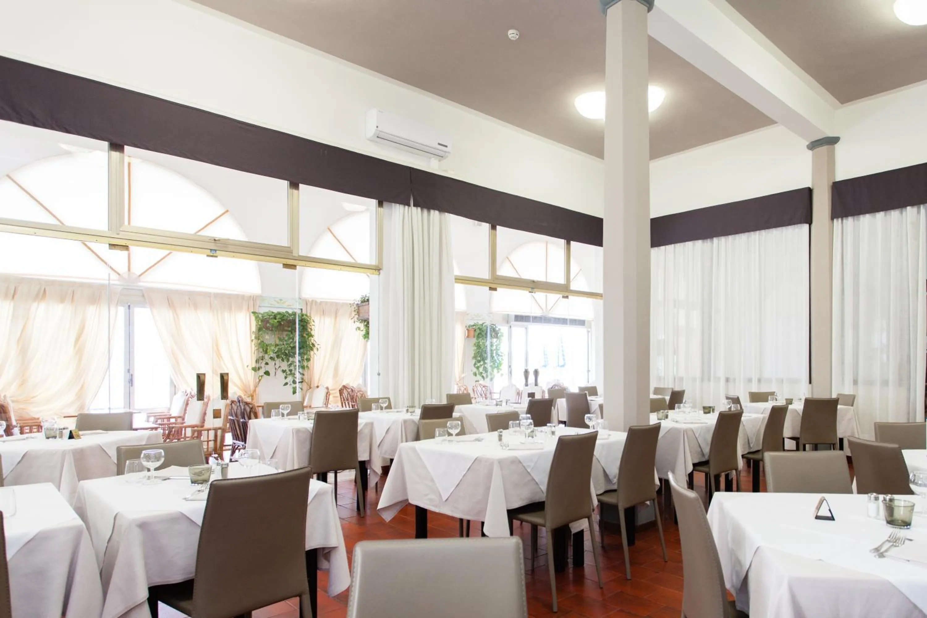 Restaurant/places to eat in Hotel Marina